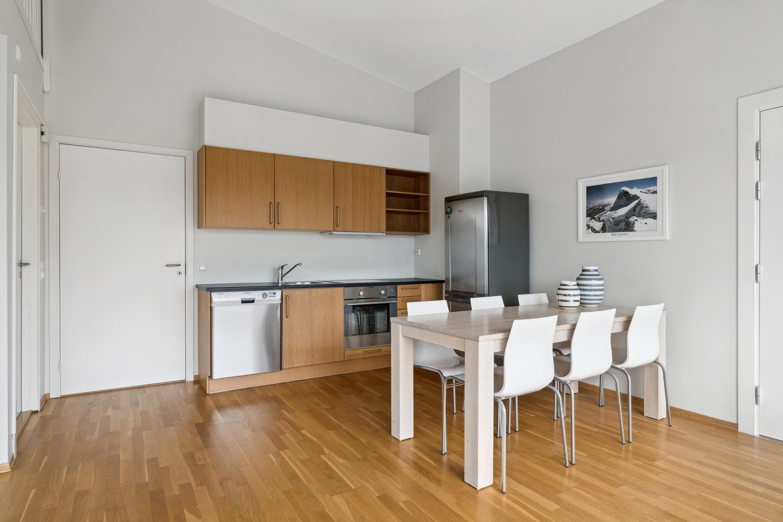 Kjøkken fra byggeåret 2010. Kjøkkenet er godt vedlikeholdt Galleribilde