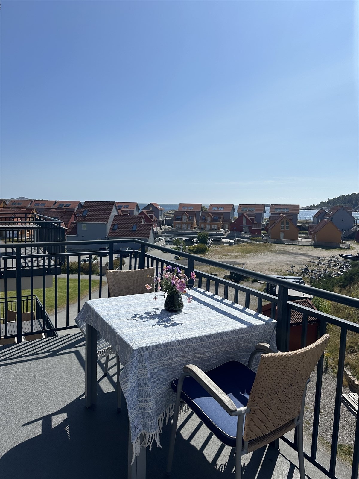 Selgers egne bilder. På fremsiden kan man også nyte utsikten og solforholdene Galleribilde