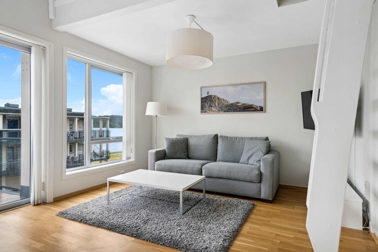 Åpen stue og kjøkkenløsning med god plass til både sofagruppe og spisegruppe Galleribilde