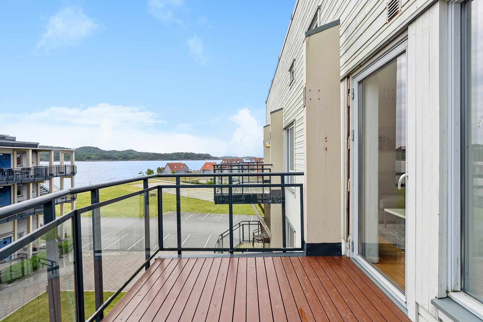 Balkong med nydelig sjøutsikt, her kan solfylte dager og sene kvelder nytes! Galleribilde