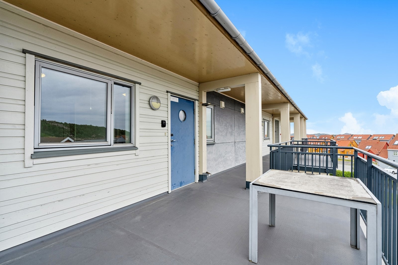 Leiligheten ligger i tredje etasje i blokk 9 med separate dører for leiligheten og hotellrom Galleribilde