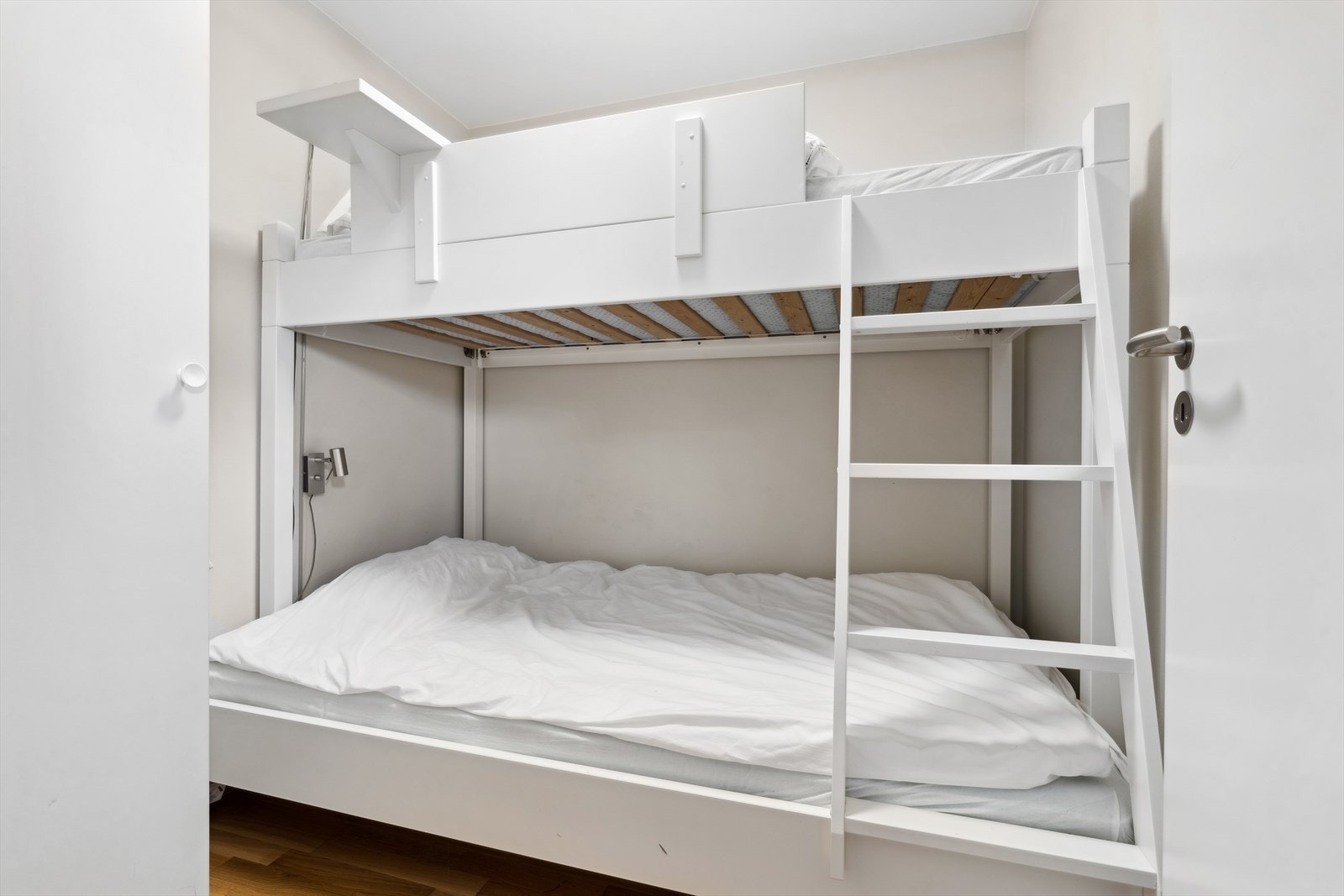 Soverom II - Innredet med garderobe og køyeseng Galleribilde