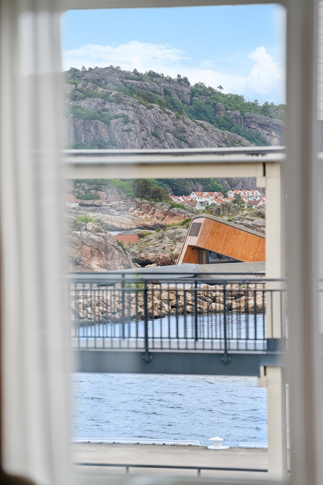 Fra stuen har du utsikt mot den berømte restauranten Under Galleribilde