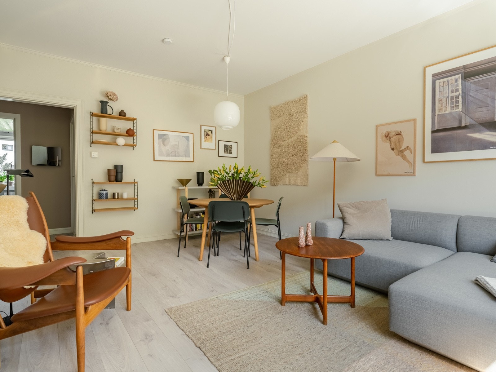 Det er i dag plass til både spisebord og en hyggelig sofagruppe. Galleribilde