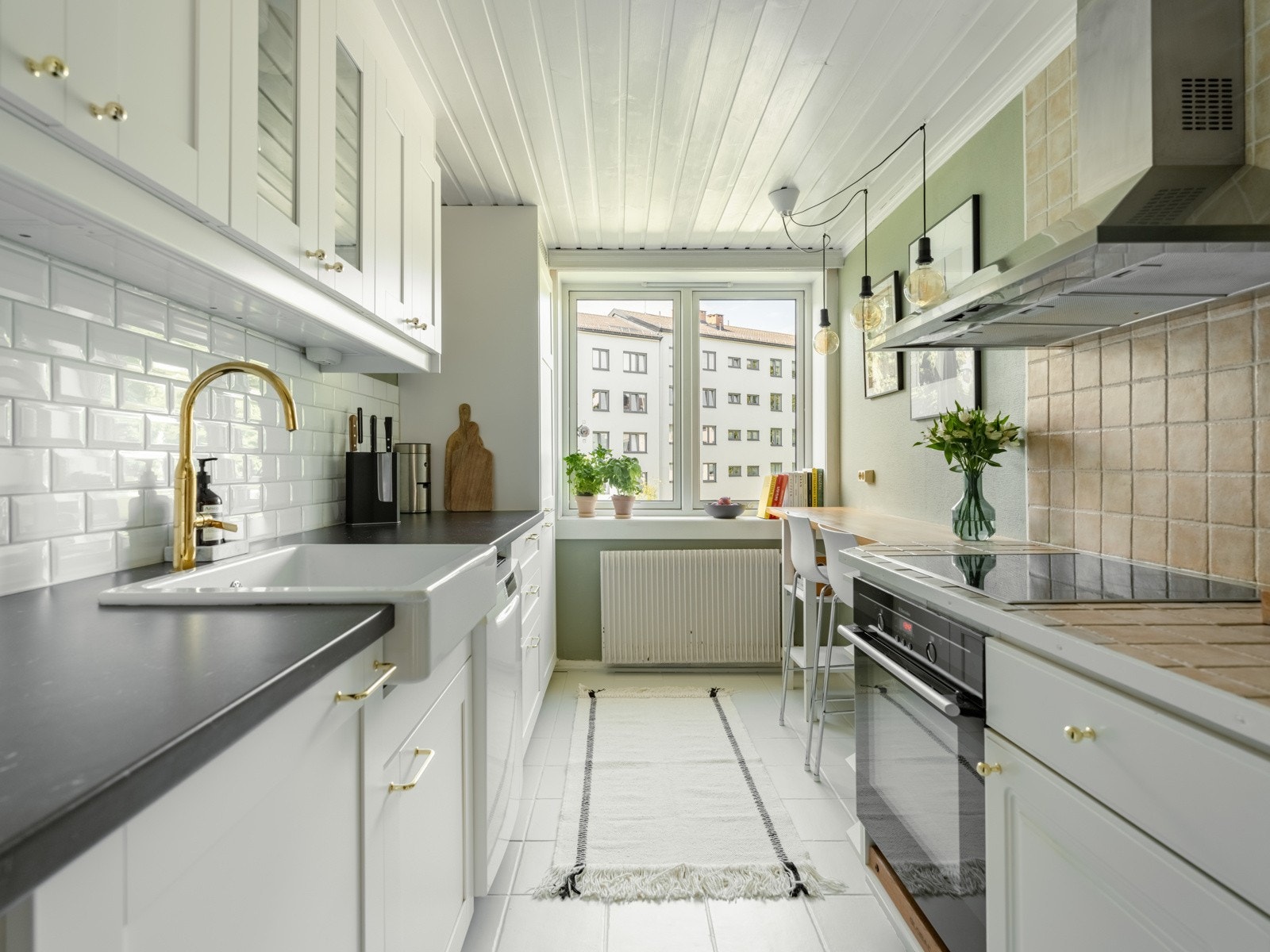 Vegg i vegg med soverommet ligger det romslige kjøkkenet. Det er i dag innredet med profilerte fronter og benkeplater i slitesterk laminat. Galleribilde