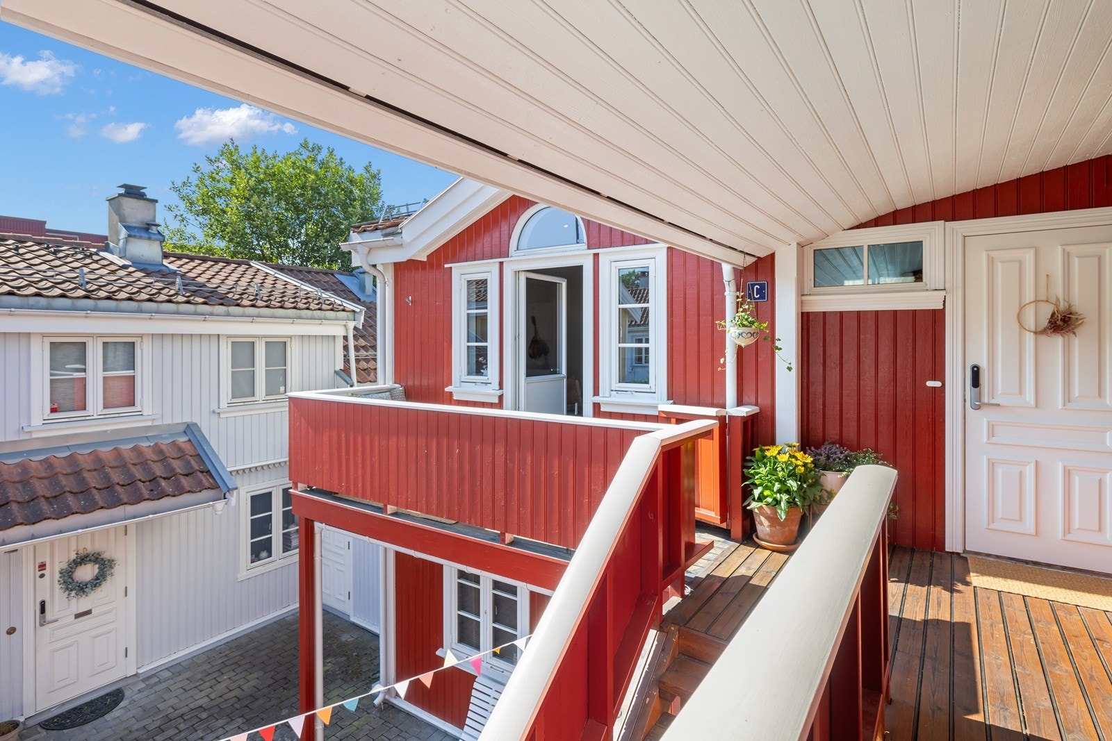 Ytterdøren er utstyrt med kodelås. Galleribilde