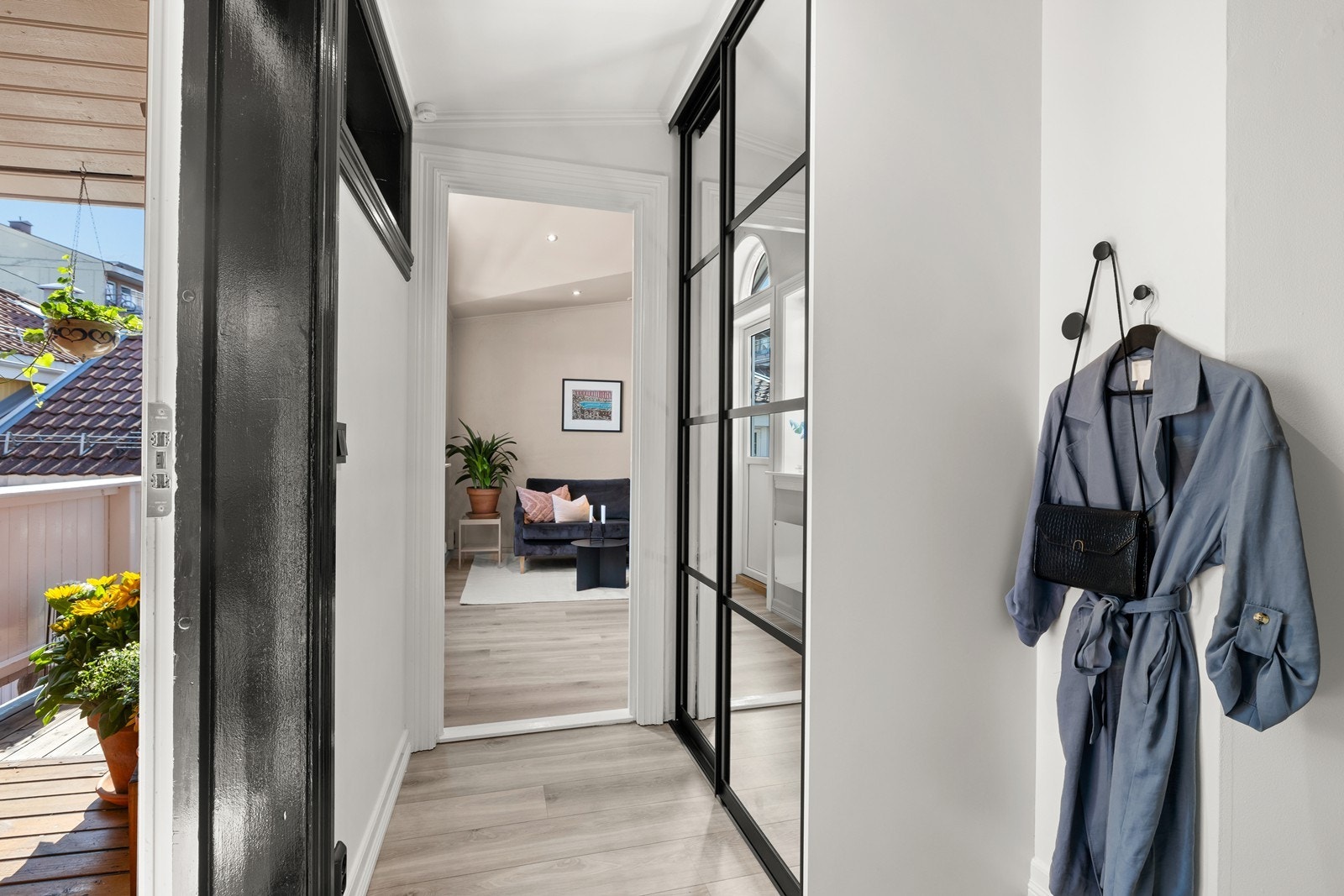 Ta trappen opp, åpne døren og dere ønskes velkommen inn til deres nye hjem! Galleribilde