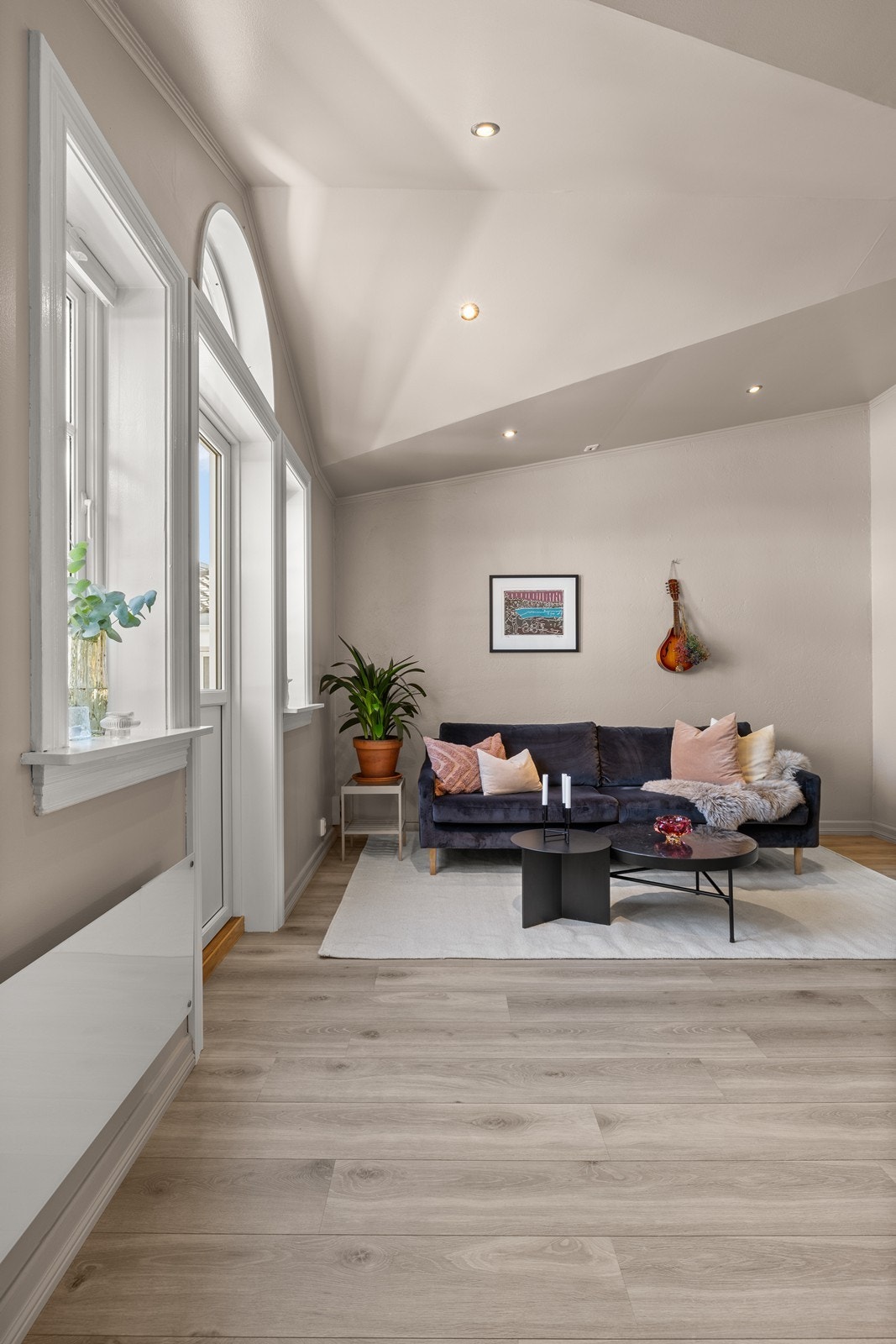 Stuen er av god størrelse og enkel å innrede etter eget ønske. Galleribilde