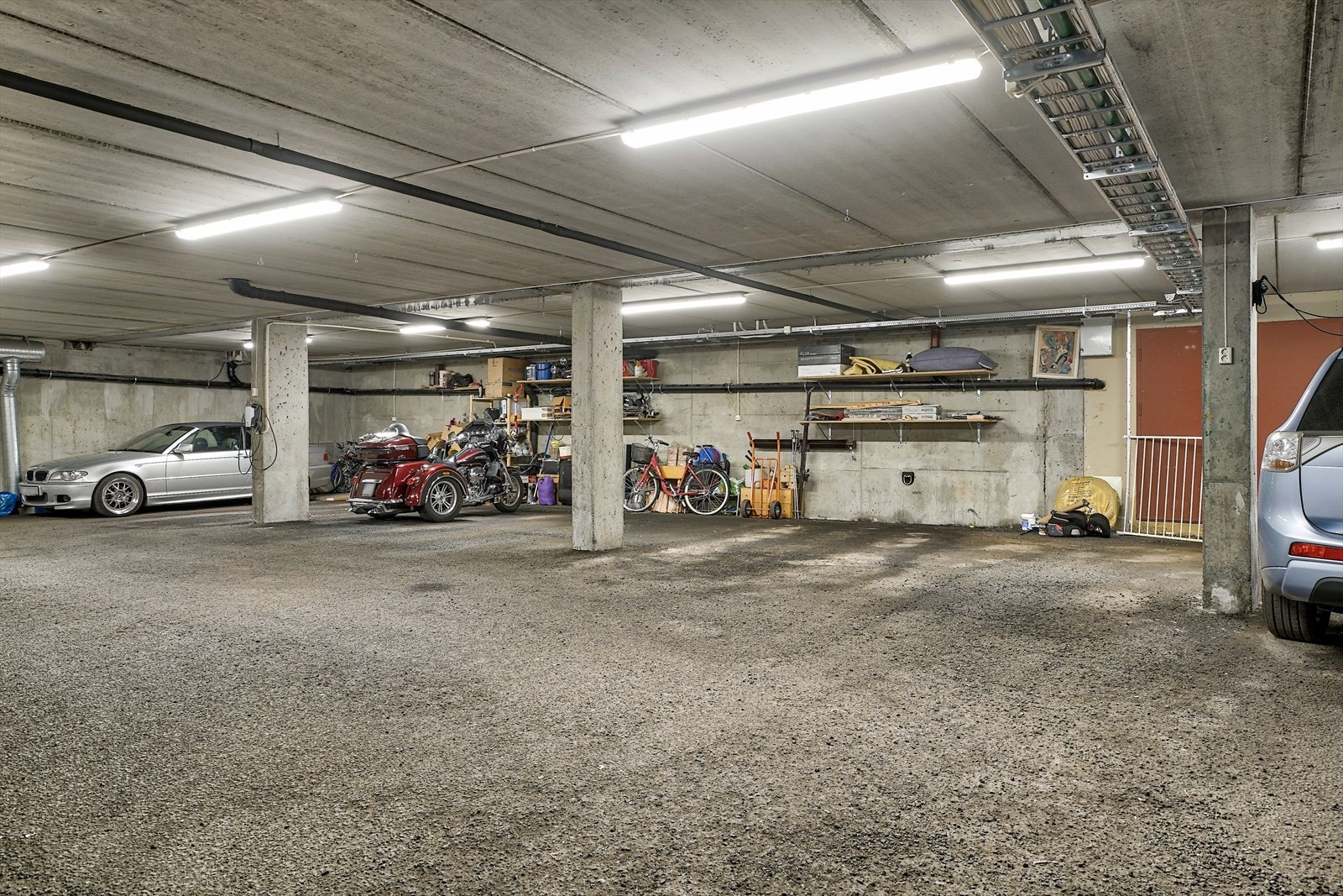 Med leiligheten følger 1 fast plass i sameiets garasje. Etter at dette bildet ble tatt er det montert elbil-lader på plassen. Galleribilde