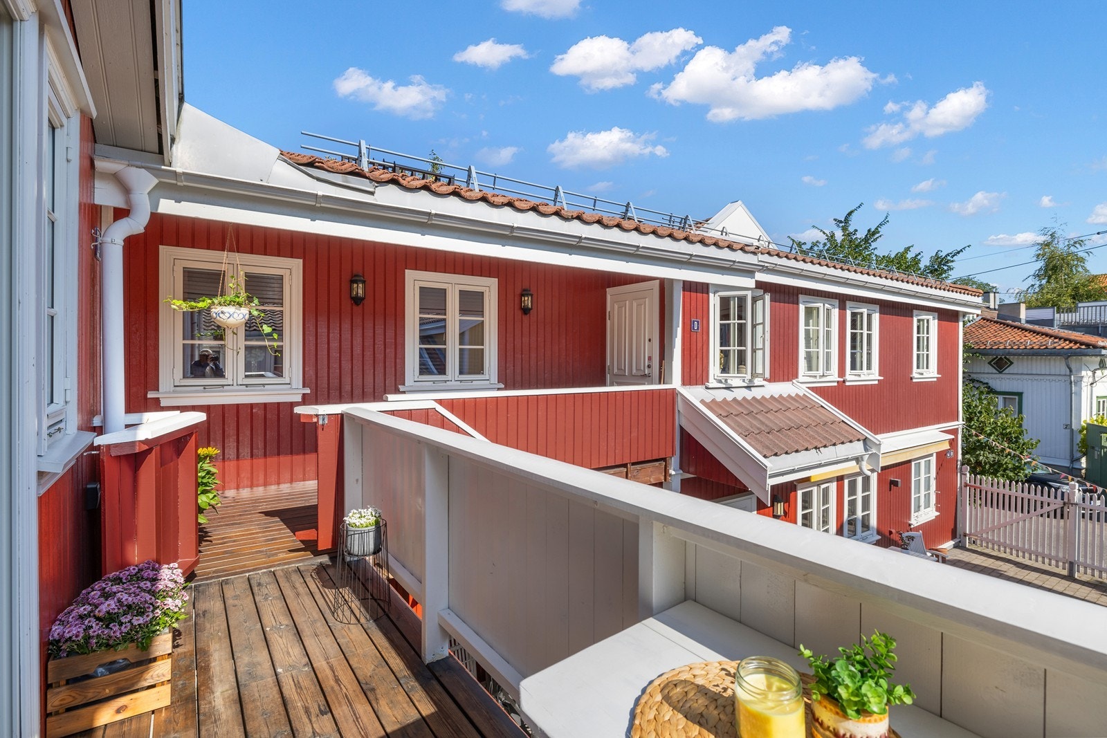 Tilgang til balkong fra stue eller felles trapp. Fra tappen er det "port" til balkongen. Galleribilde