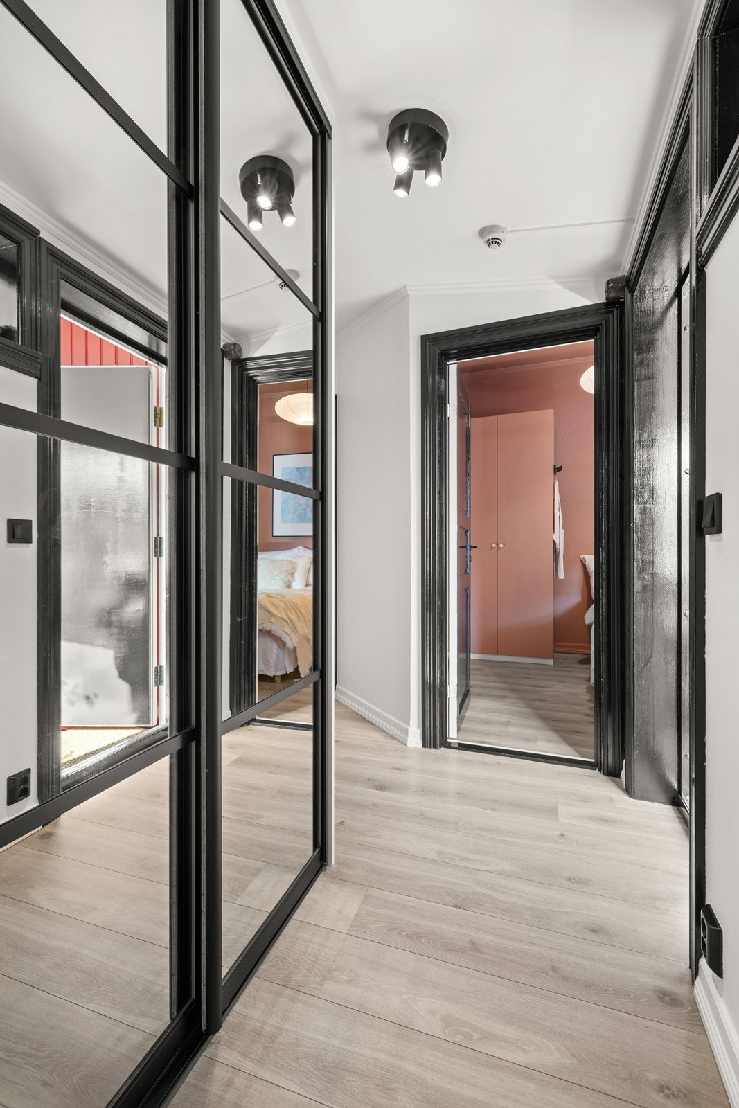 Entrèen er innredet med praktisk skyvedørsgarderobe, for praktisk oppbevaring av yttertøy. Galleribilde