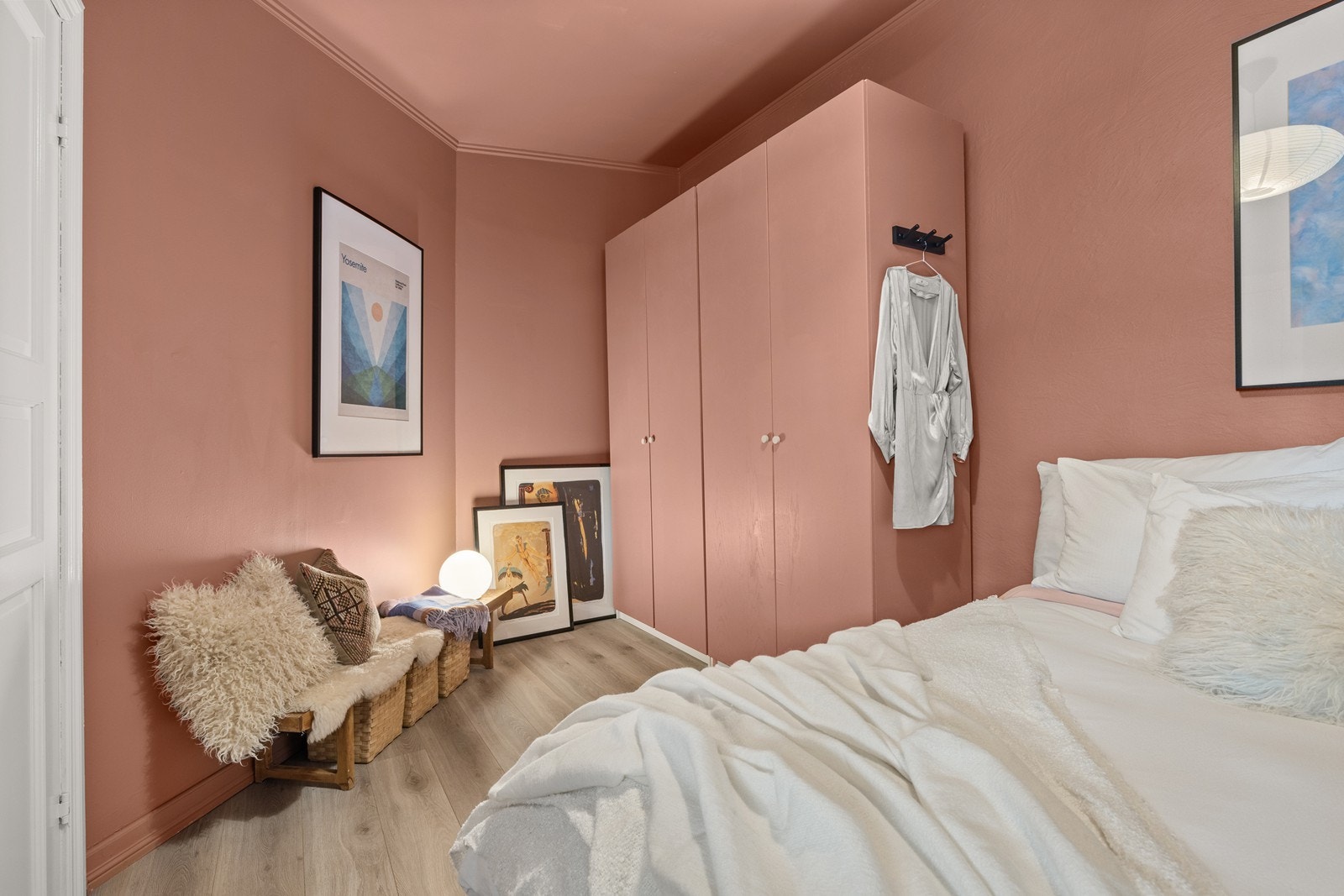 Det er god plass til dobbelt garderobeskap. Galleribilde