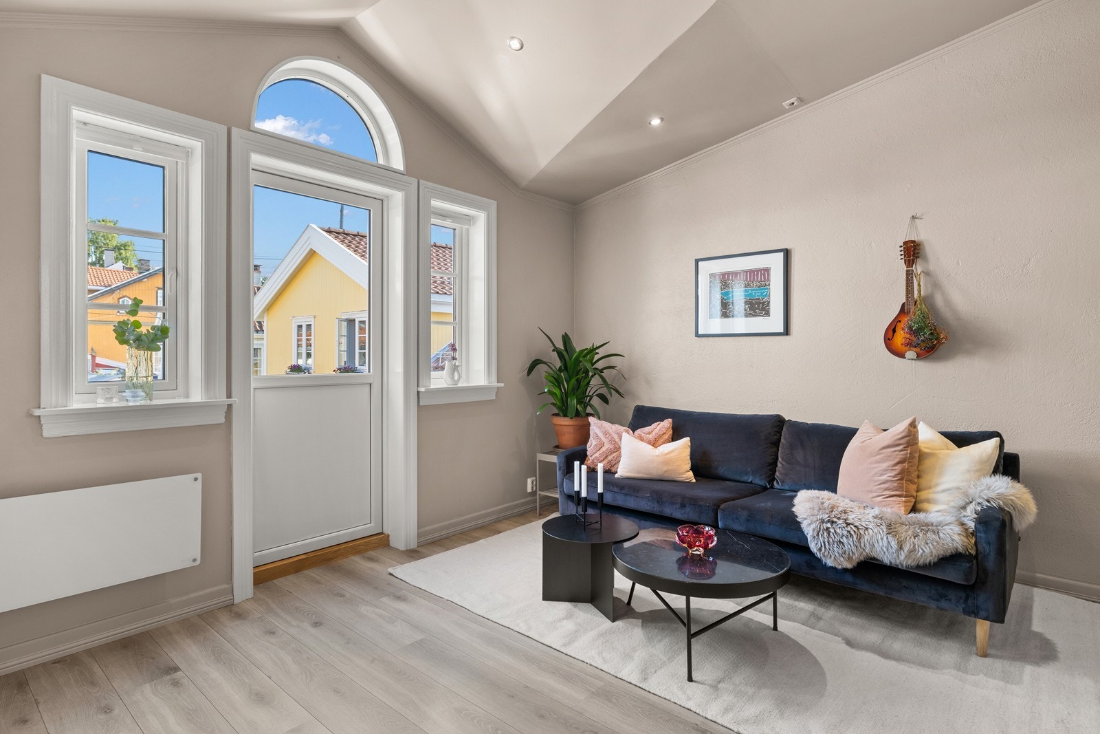 Her får dere et moderne og tidsriktig hjem i rolig sidegate på Rodeløkka! Galleribilde