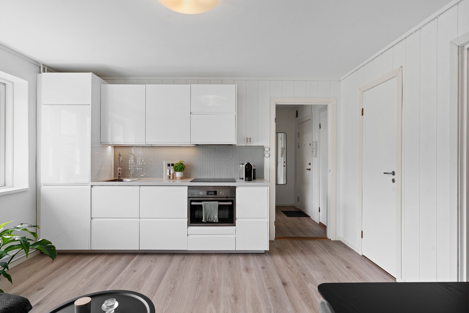 Moderne kjøkkeninnredning fra 2020, med glatte fronter og foliert benkeplate. Galleribilde