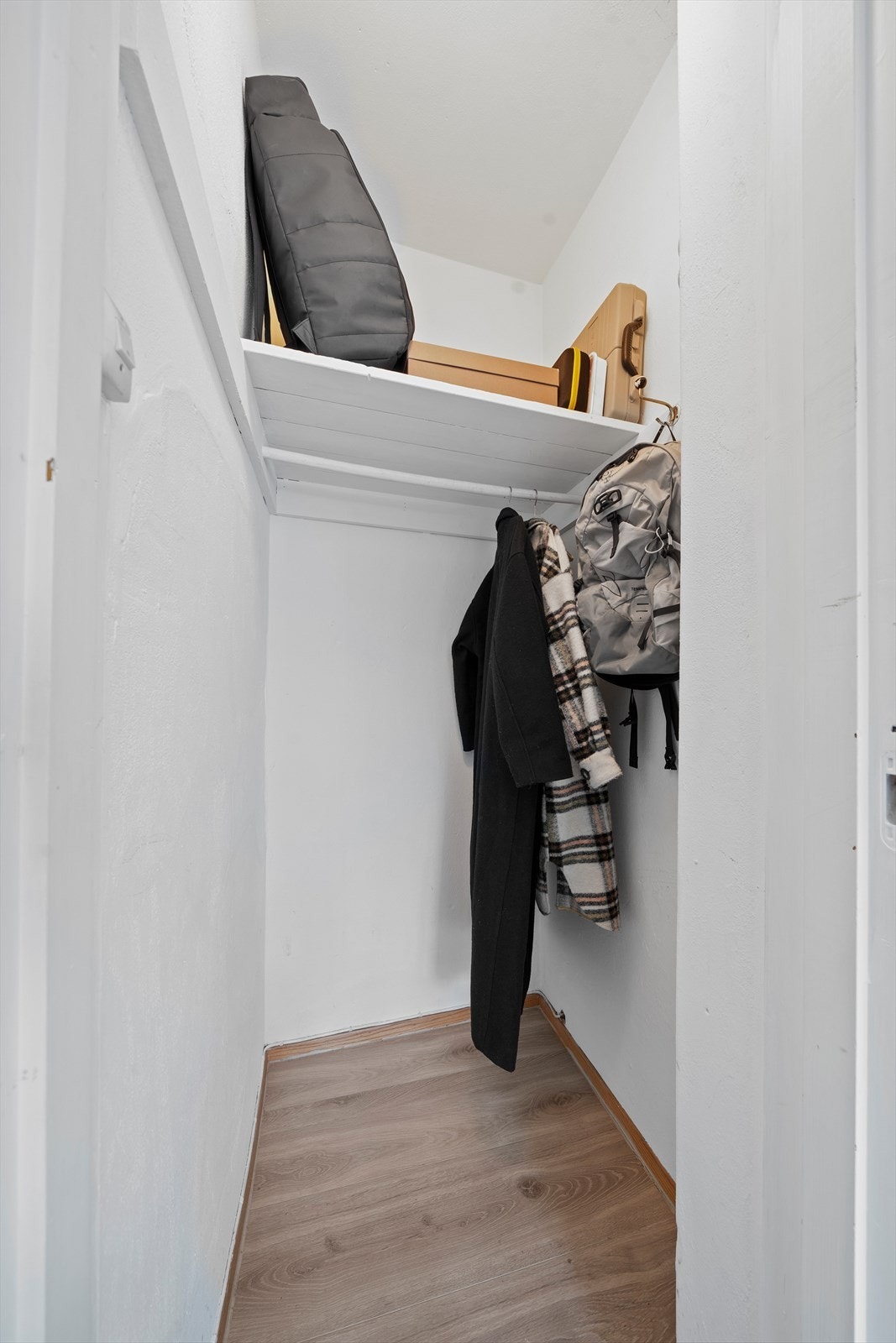 Fra stuen har man i tillegg tilgang på et praktisk kott som bidrar til oppbevaringsplass. Galleribilde