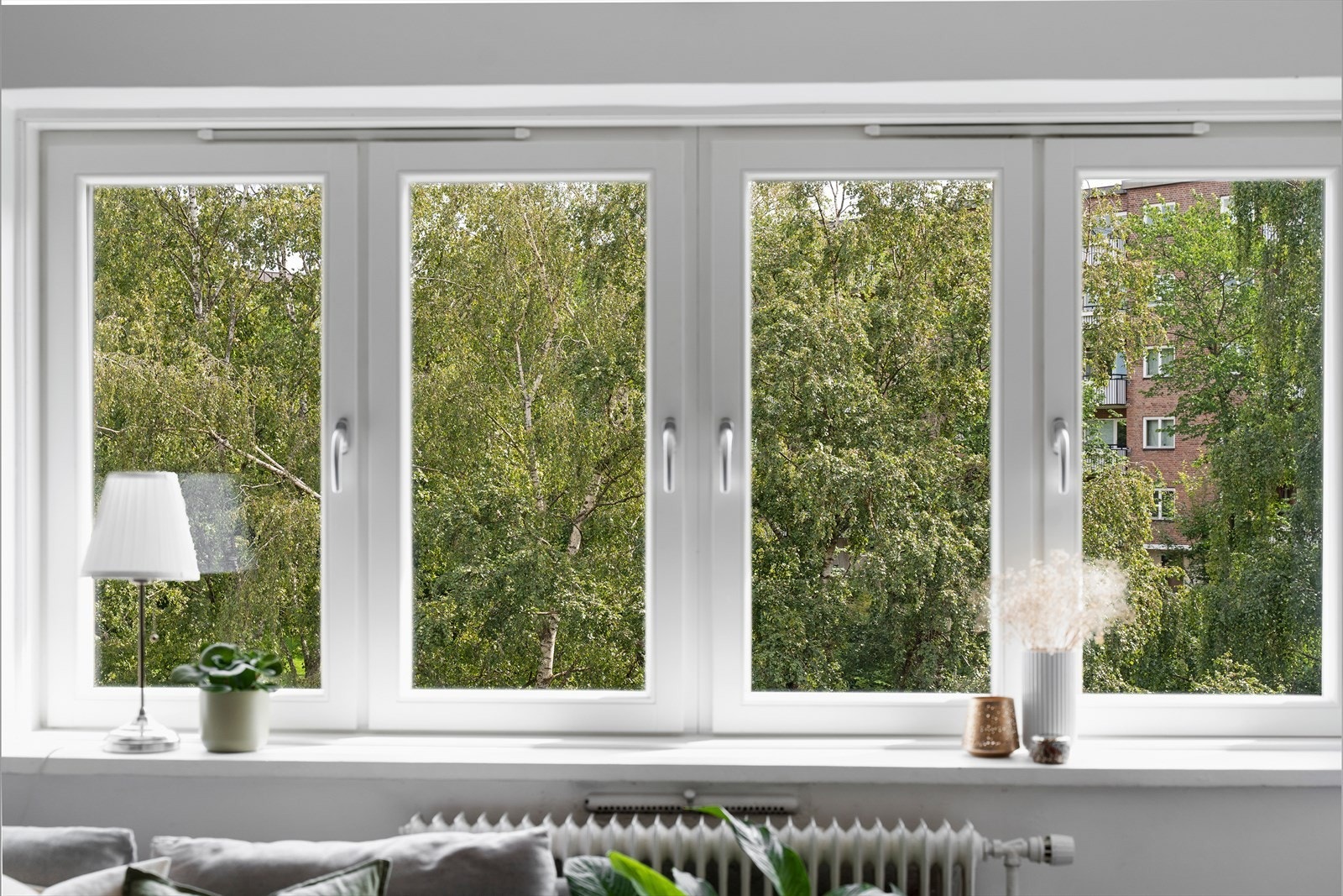 Leiligheten har store vindusflater som slipper inn rikelig mengder med naturlig lys inn i rommet. Galleribilde