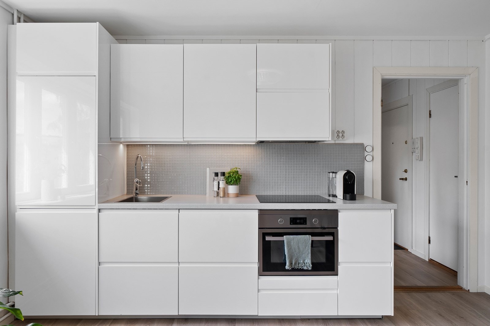 Kjøkkenet er utstyrt med platetopp, kum med ettgreps blandebatteri, ventilator, kjøl/fryseskap, ovn og oppvaskmaskin. Galleribilde