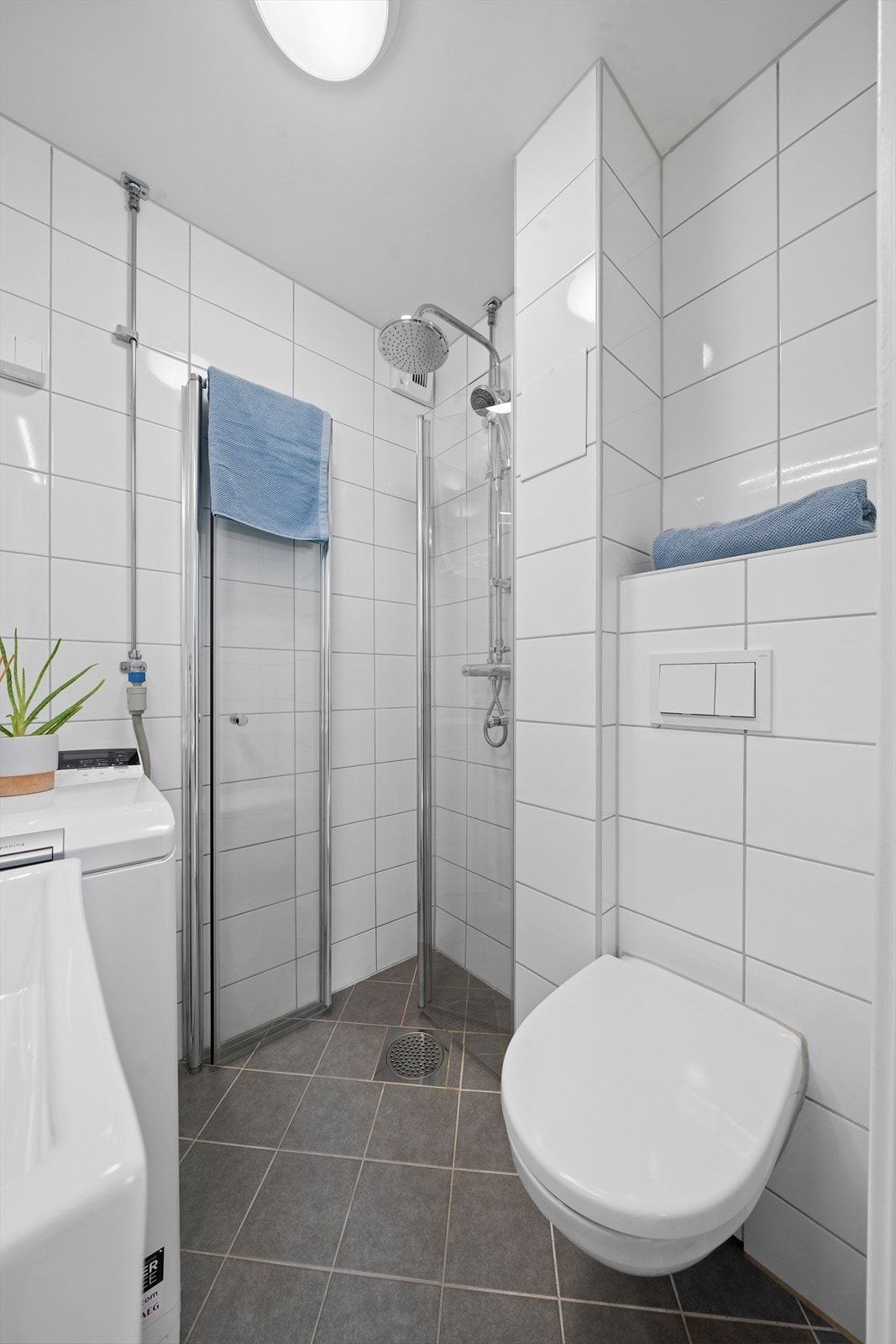 Overflater er utført med flislagte vegger og malt himling. Flislagt gulv med elektriske varmekabler. Galleribilde