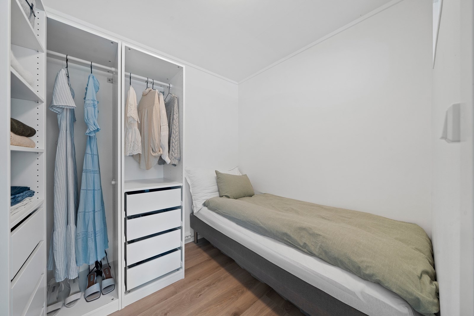 Her har man gode muligheter for oppbevaring i et praktisk garderobeskap. Galleribilde