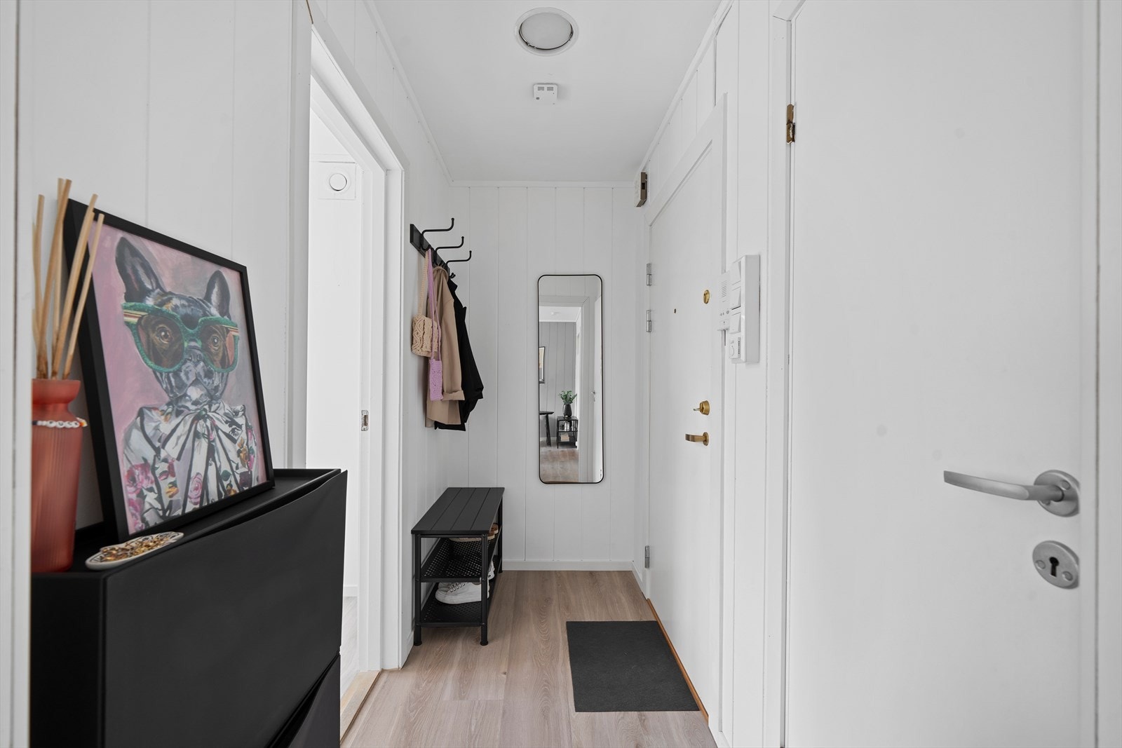 Velkommen inn! Lys og trivelig entré, med mulighet for å henge opp jakker og sette fra seg sko. Galleribilde