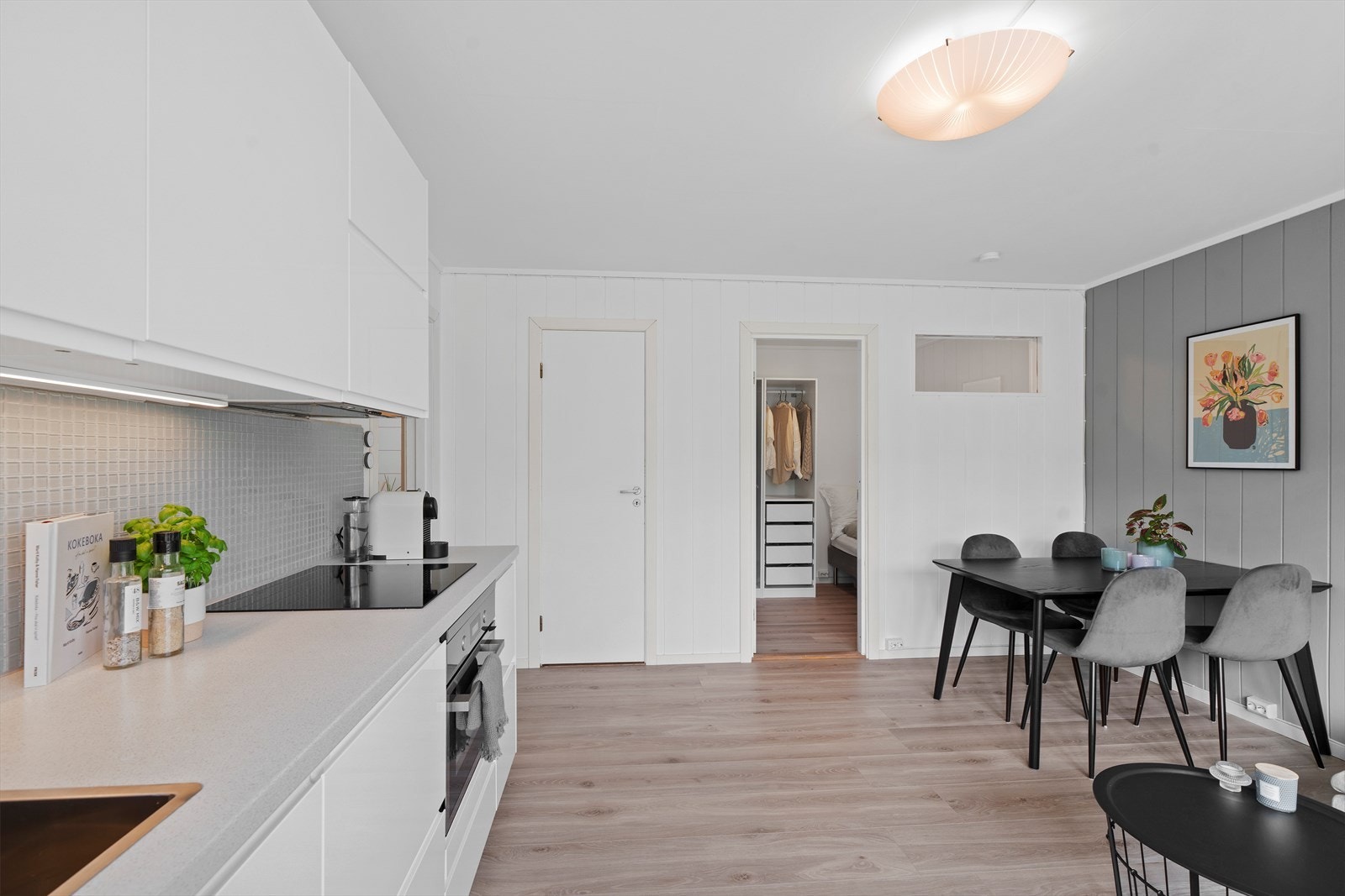 Den åpne stue-/kjøkkenløsningen skaper en sosial og luftig atmosfære. Galleribilde