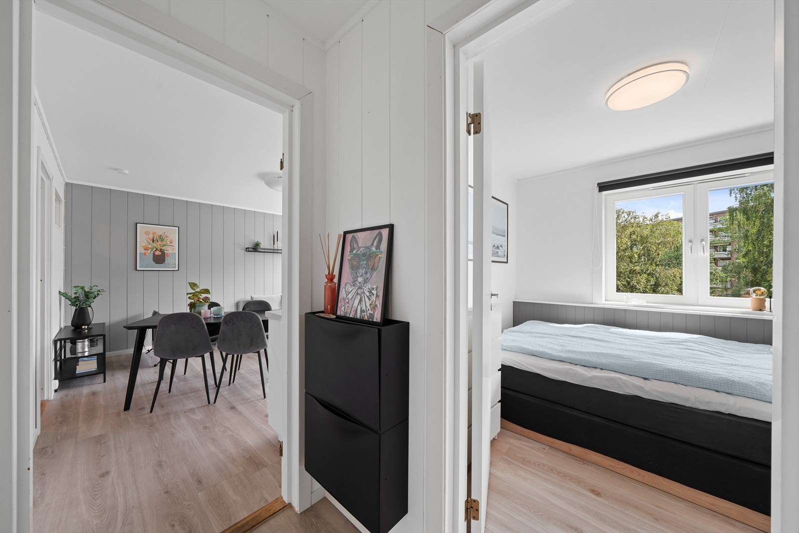 Fra entréen er det adkomst til leilighetens soverom. Galleribilde