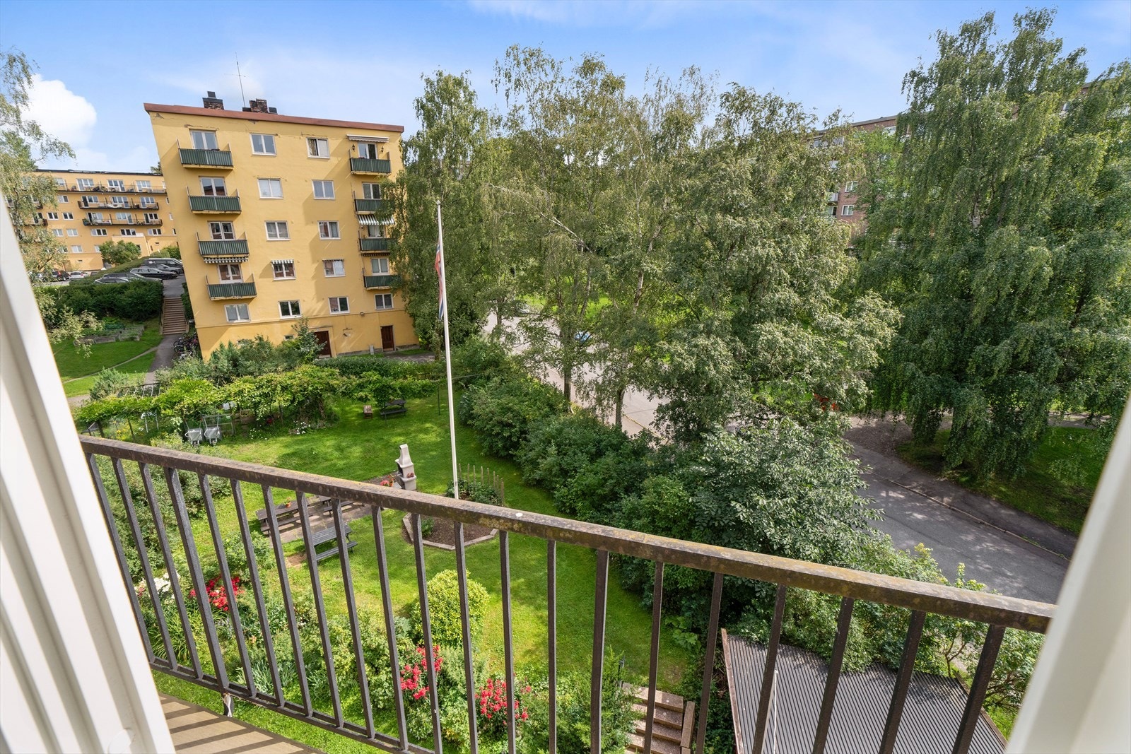 Fra vinduene er det er trivelig utsyn over hyggelige og pent opparbeidede grønt- og fellesområder. Galleribilde