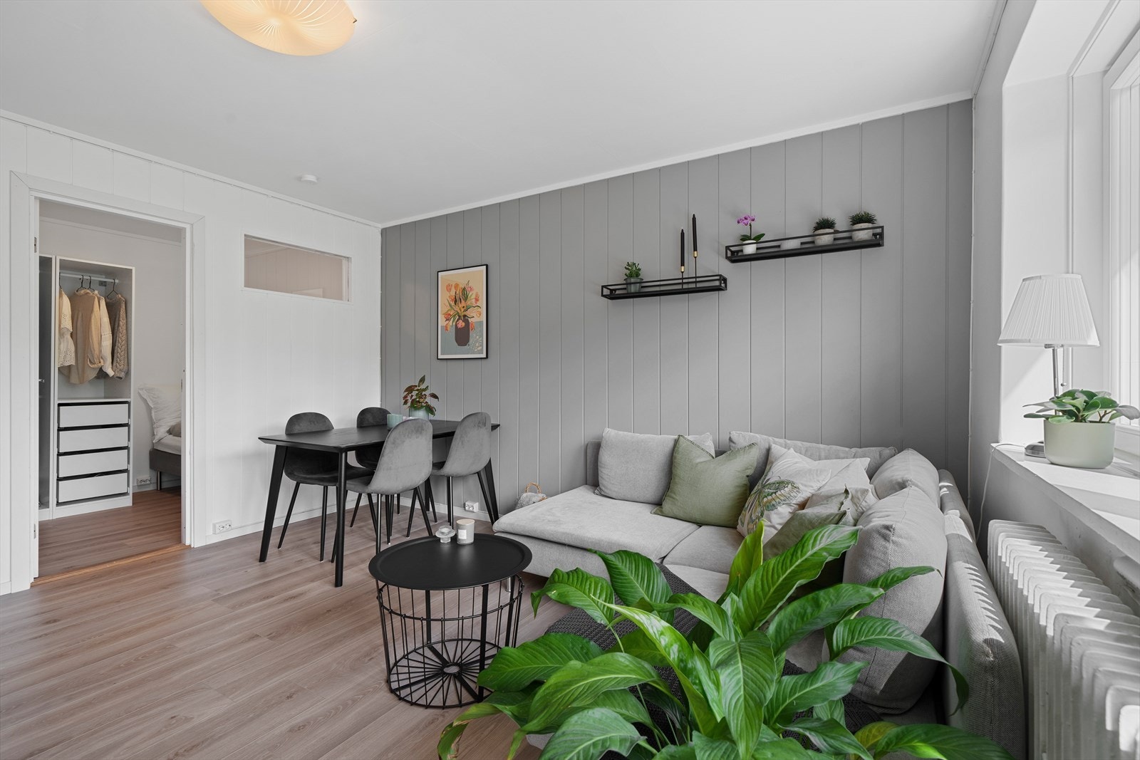 Fra stuen er det direkte adkomst til en praktisk alkoveløsning som kan benyttes etter behov. Galleribilde