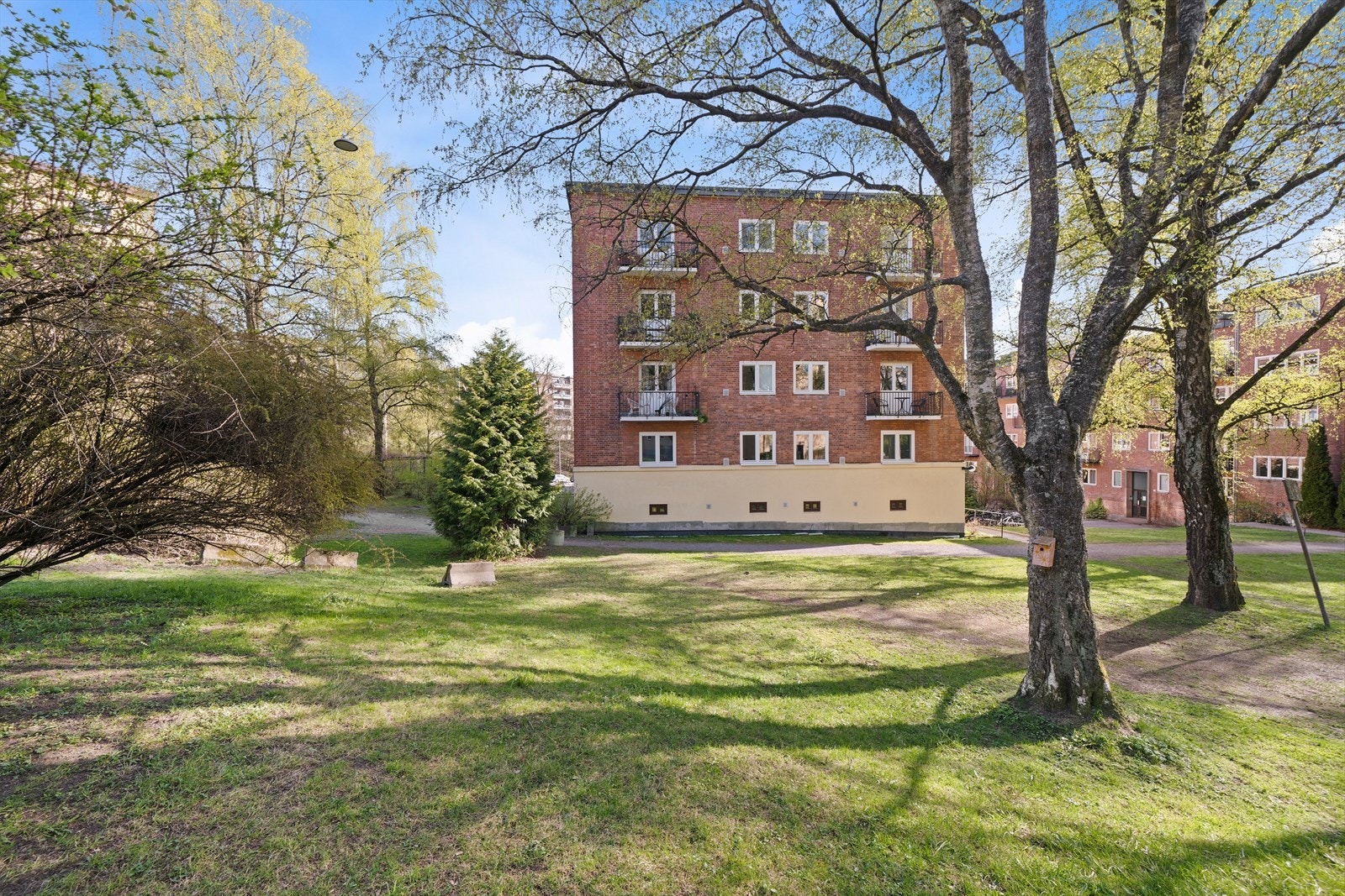 Rundet leiligheten er det luftig og grønne områder. Galleribilde