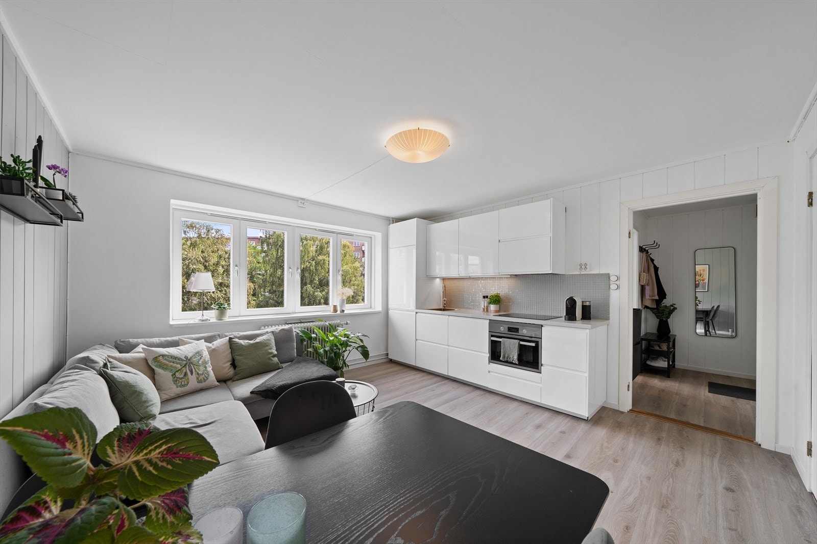 Lys og luftig leilighet med en praktisk planløsning og gjennomgående god stand. Galleribilde