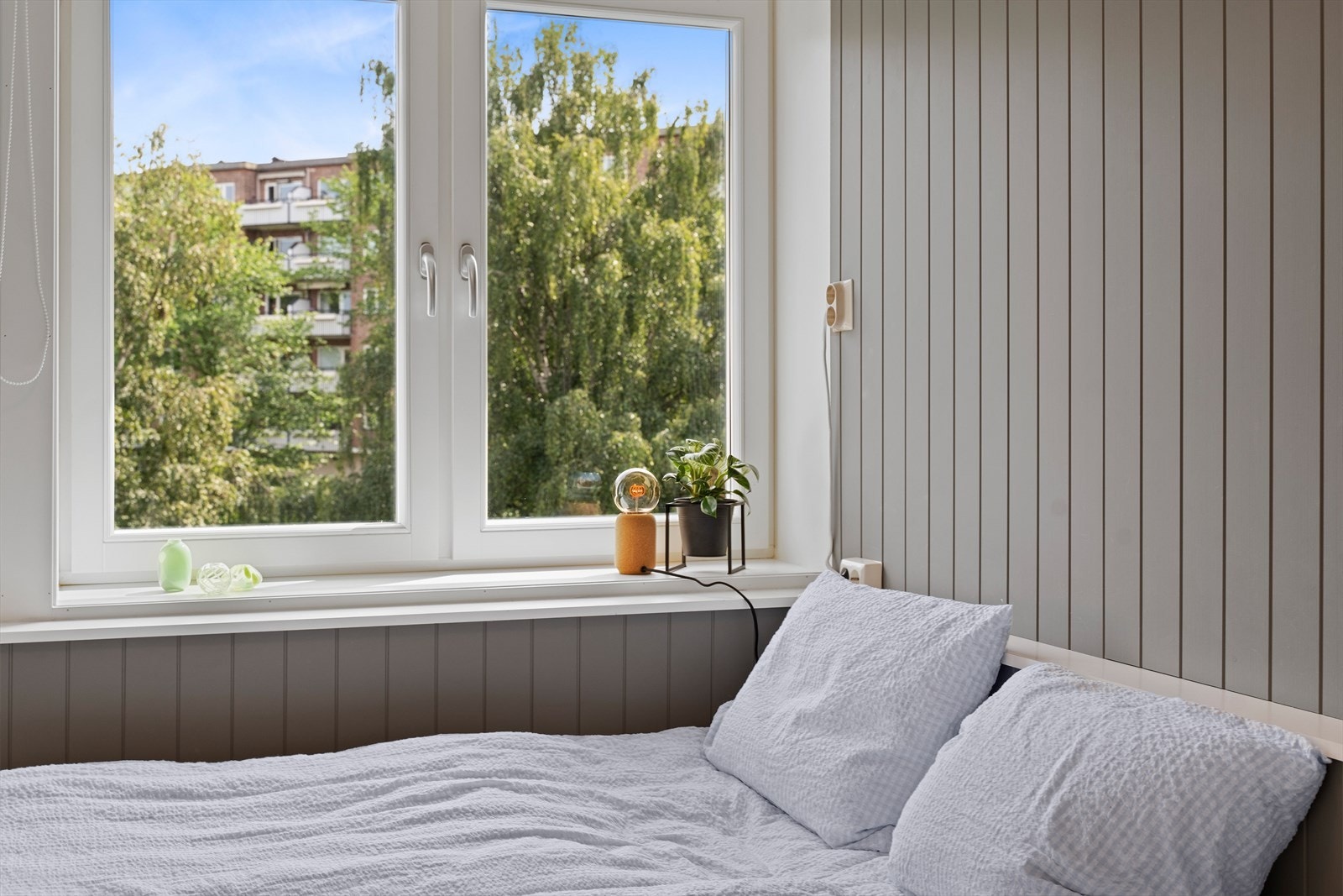 Soverommet har store vindusflater som gjør rommet lyst og innbydende. Galleribilde