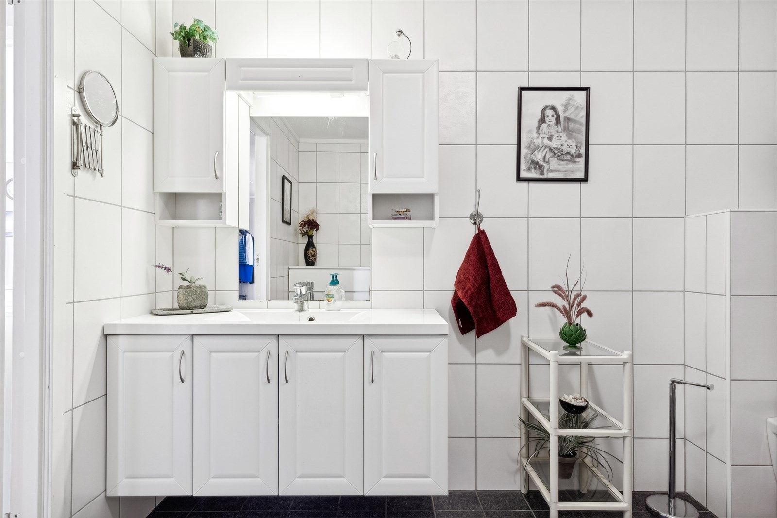 Pent helfliset bad med varme i gulv. Rommet har dusjhjørne, baderomsinnredning og wc. Mekanisk avtrekk. Galleribilde