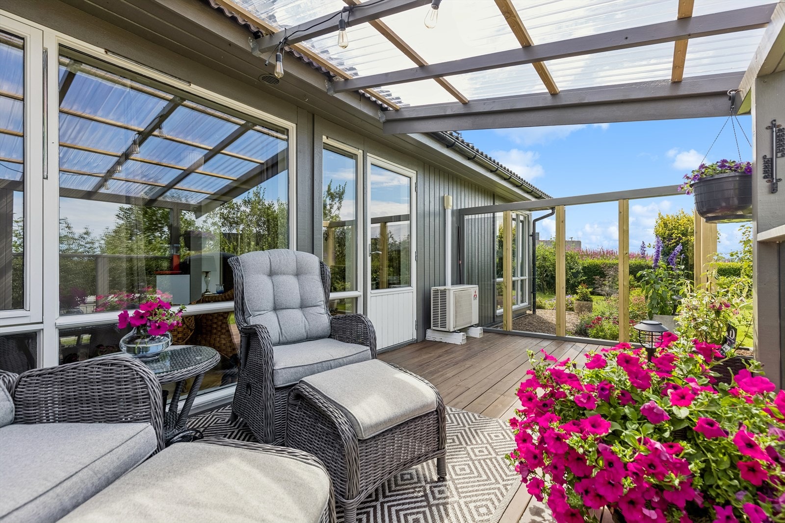 Utgang til solrik og lun terrasse. Galleribilde
