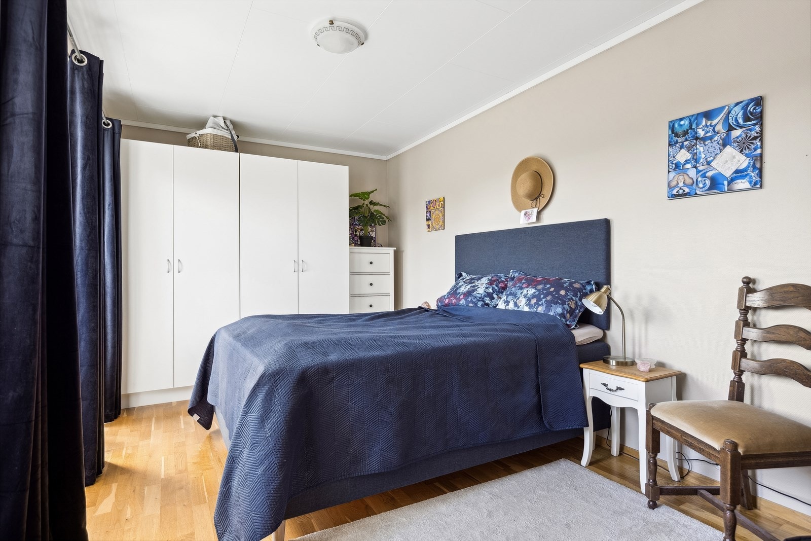 Stort hovedsoverom med plass til dobbeltseng, nattbord og garderobe. Galleribilde