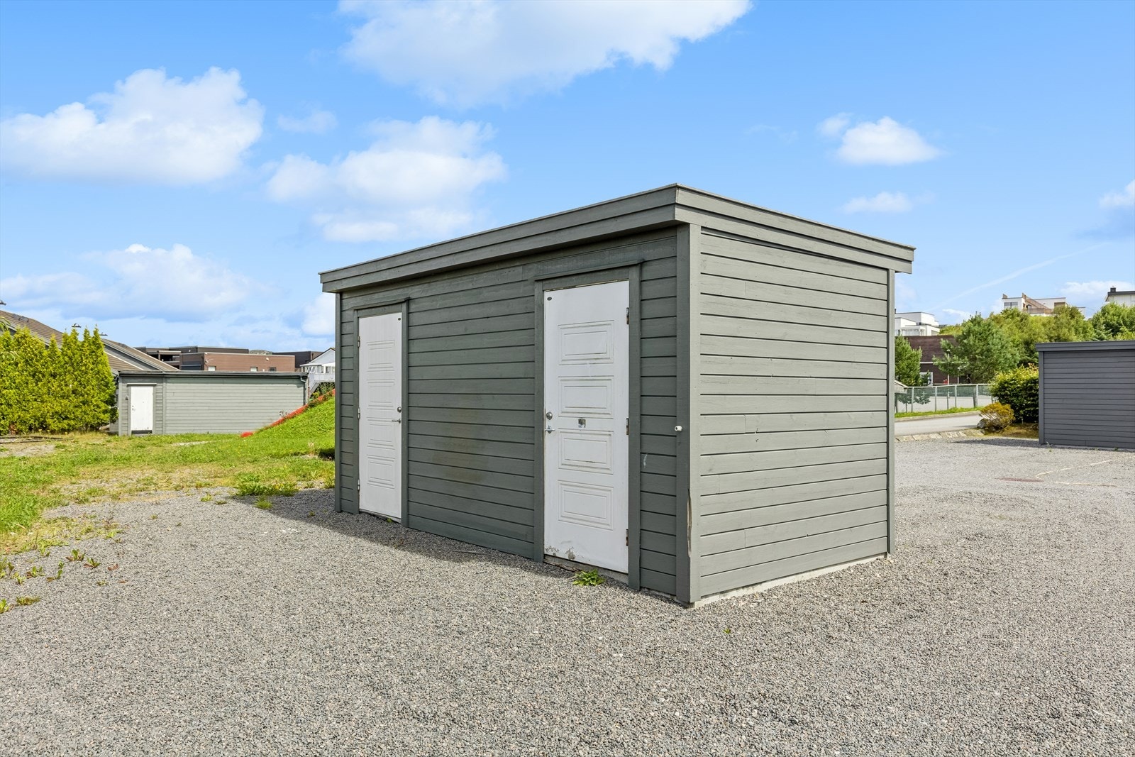 Utvendig bod på 6 kvm. God plass til oppbevaring. Galleribilde