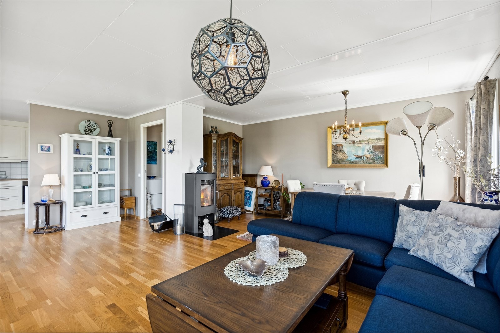 Lun og effektiv vedovn, i tillegg til varmepumpe som varmer godt hele året. Galleribilde