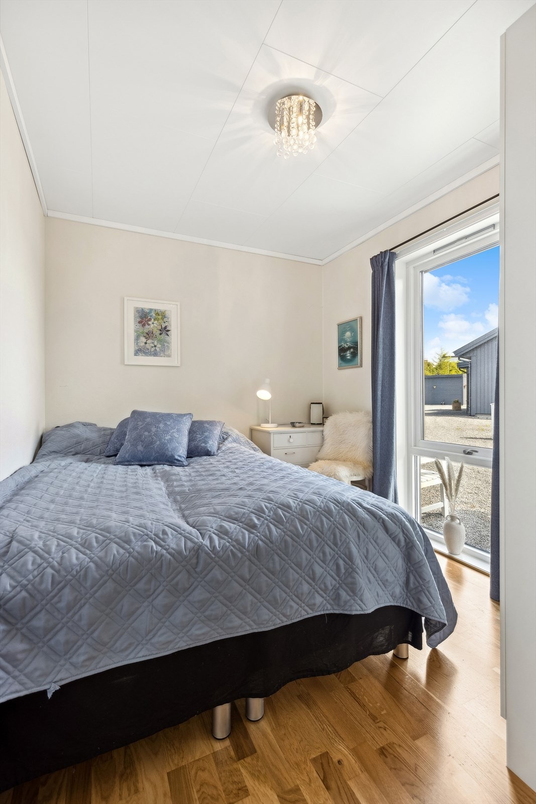 Romslig soverom 2 med plass til både seng og skap. Galleribilde