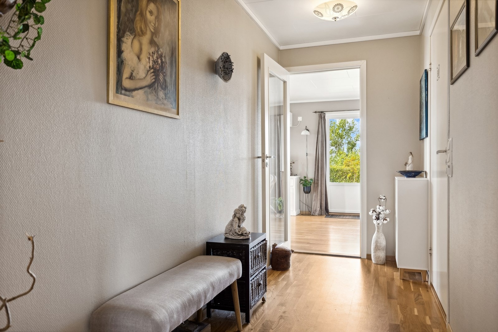 Trivelig og luftig gang - Rommet vi haster fort gjennom på vei til eller fra. Med plass til å henge fra seg jakken, parkere skoene, puste ut... Galleribilde