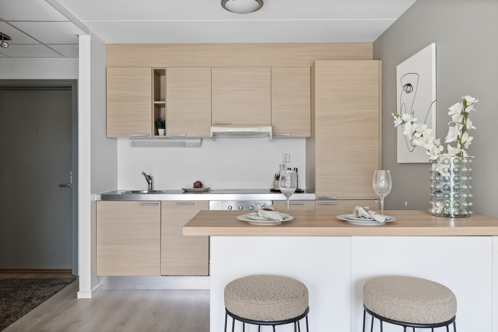 Ventilator. Stekeovn, keramisk topp, oppvaskmaskin og kjøl/frys er integrert i innredningen. Kjøkkenøy i tilsvarende utførelse. Galleribilde