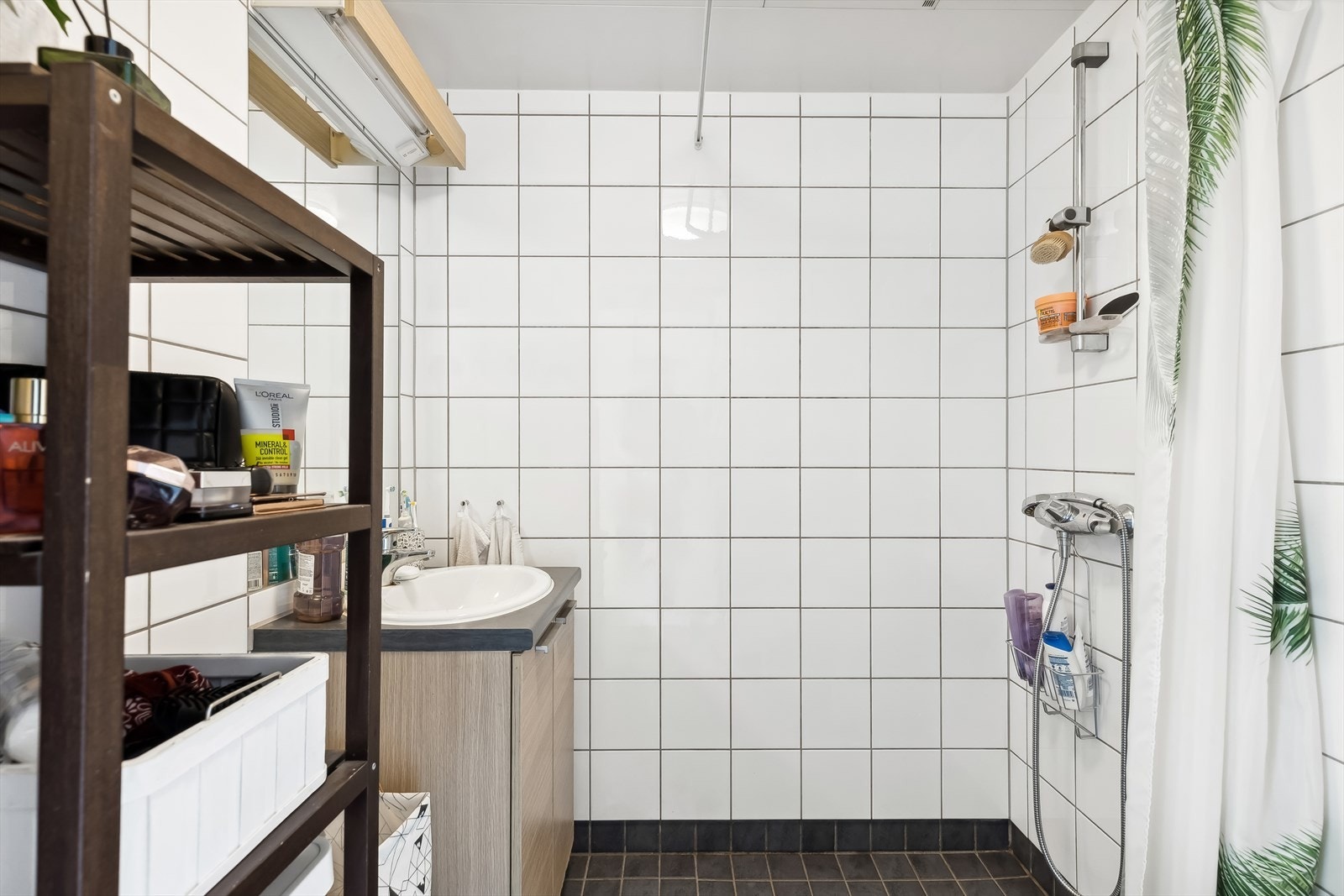 Utleiedel:
Lyst bad med flislagte vegger og flislagt gulv med varmekabler. Galleribilde