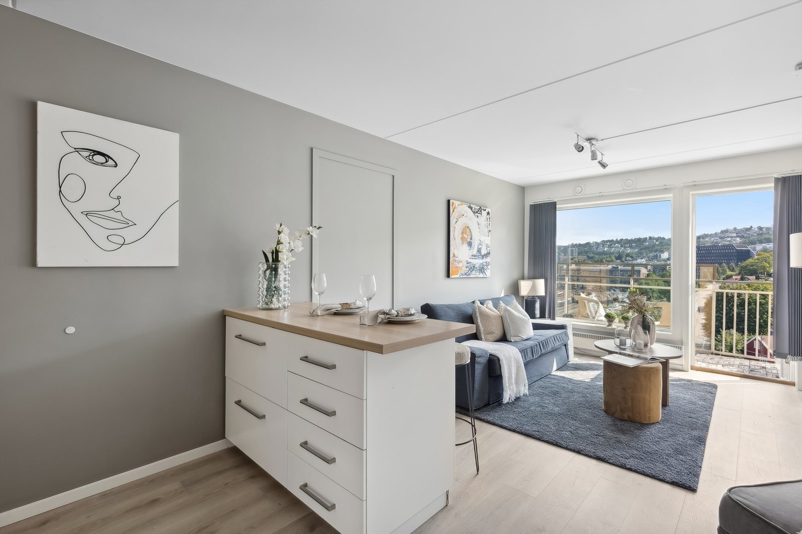 Her har du mulighet til å bo i et attraktivt og sentralt boligområde med kort avstand til indre sentrumskjerne. Kort vei til matbutikk, samt flotte leke- og friluftsområder. Galleribilde