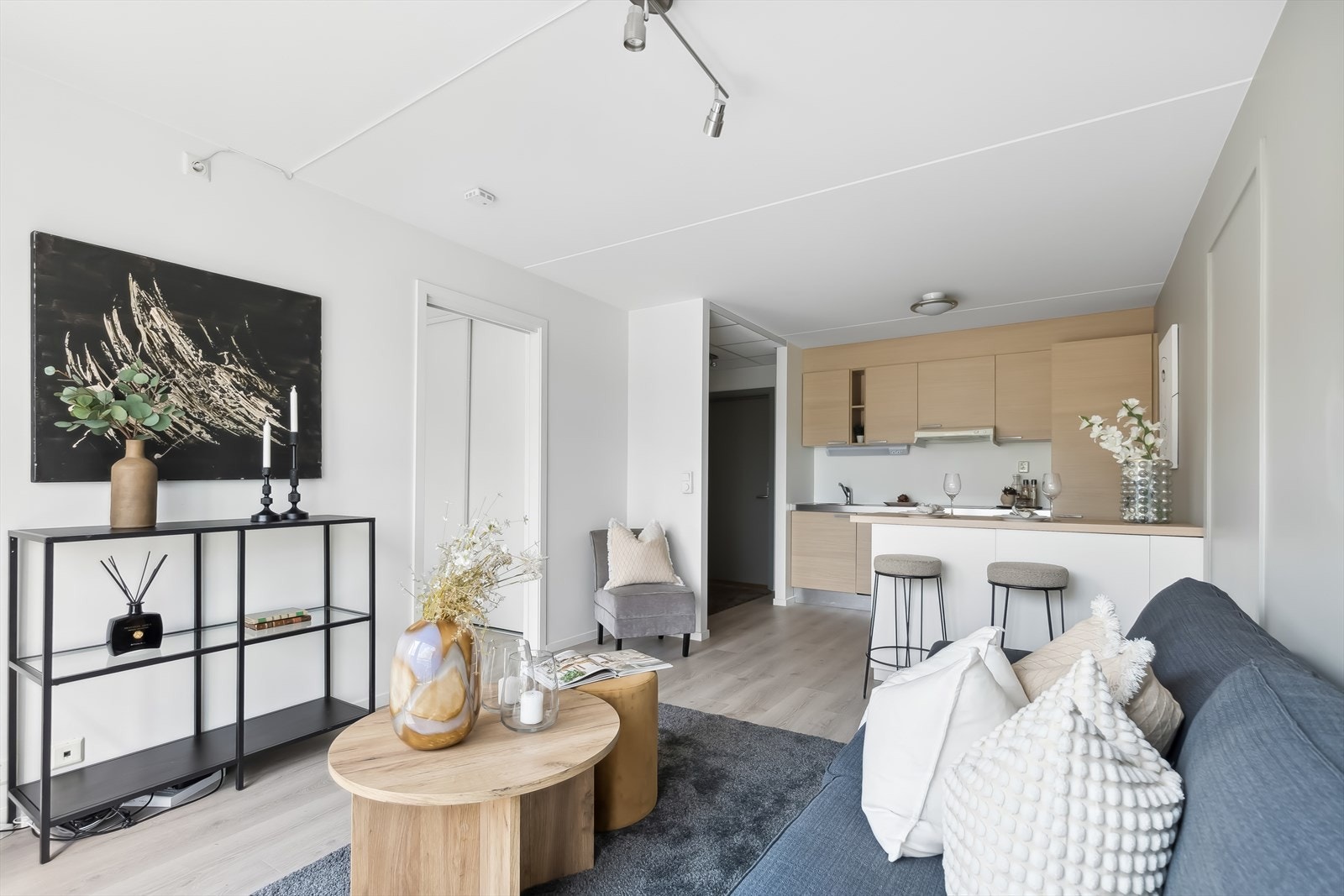 Lyst og praktisk kjøkken i åpen løsning med stuen som gir en luftig romfølelse. Galleribilde