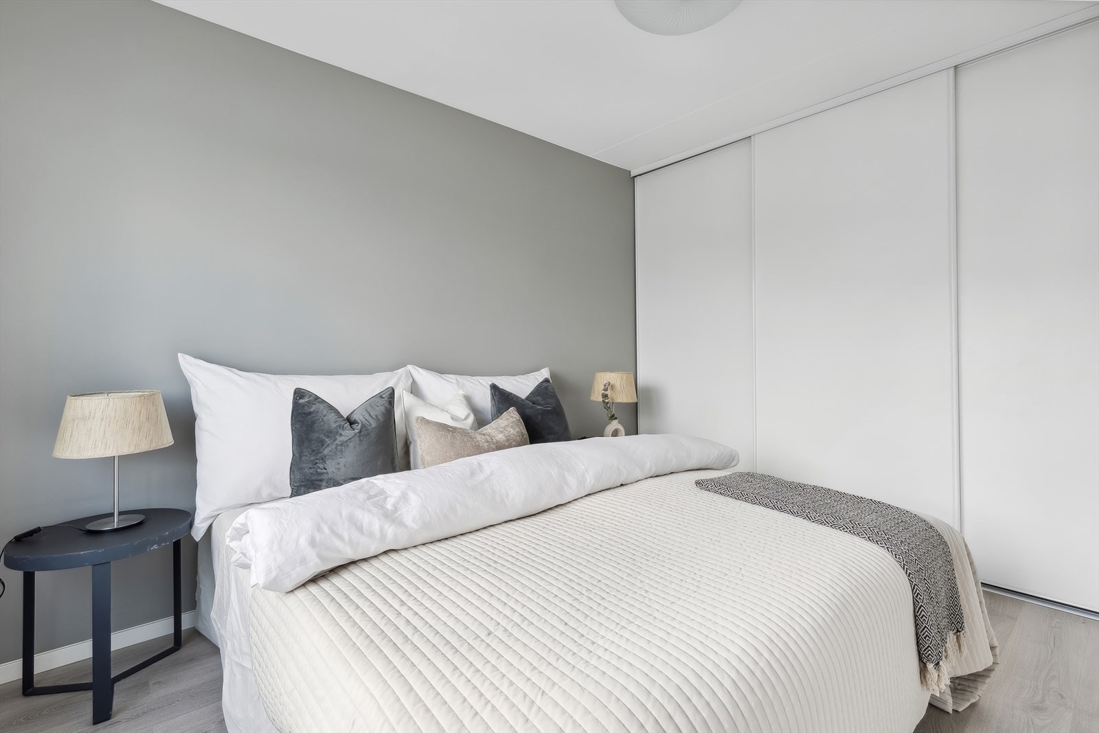 Det er satt inn et stort garderobeskap på soverommet som medfølger salget. Galleribilde