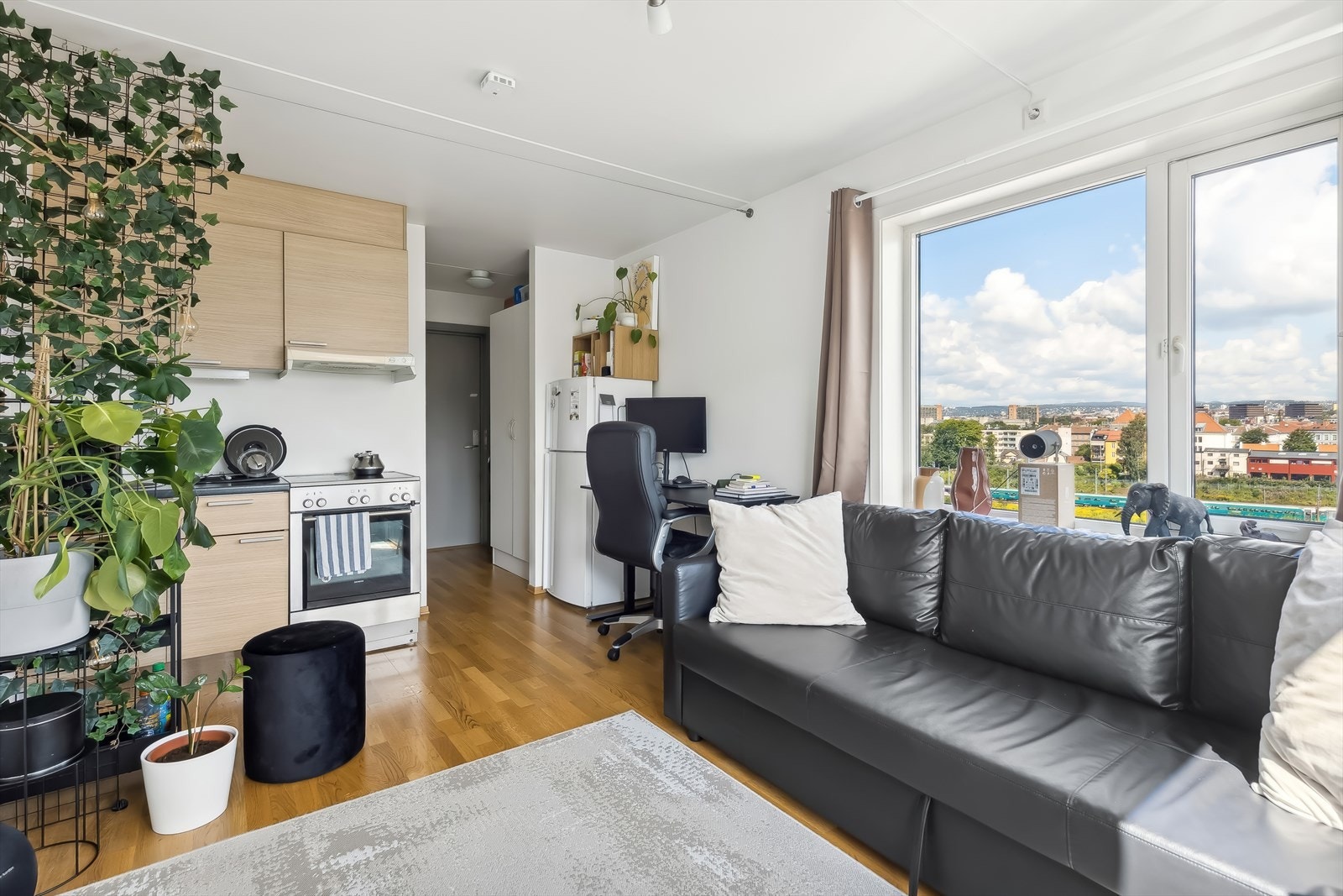 Utleiedel:
Stuen og kjøkkenet er i en åpenløsning som gjør at man kan utnytte plassen optimalt. Galleribilde