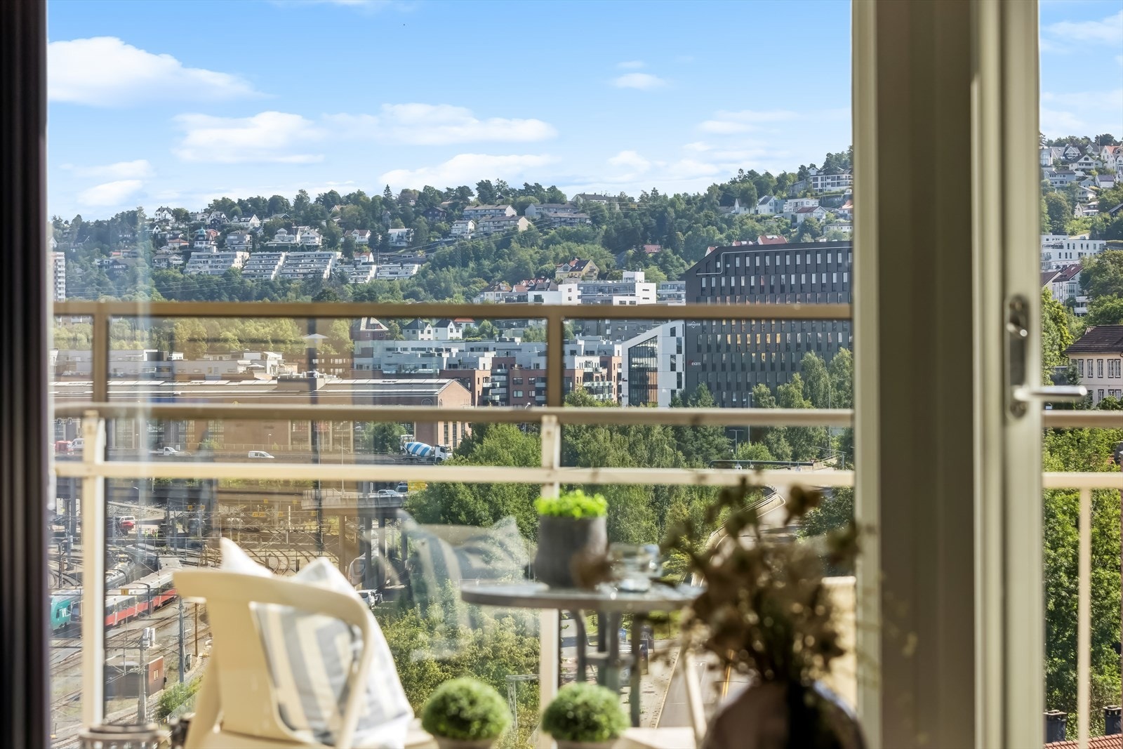 Flott og fritt utsyn fra balkongen som forøvrige ligger på hjørnet av blokka uten annen balkong på venstre side. Galleribilde