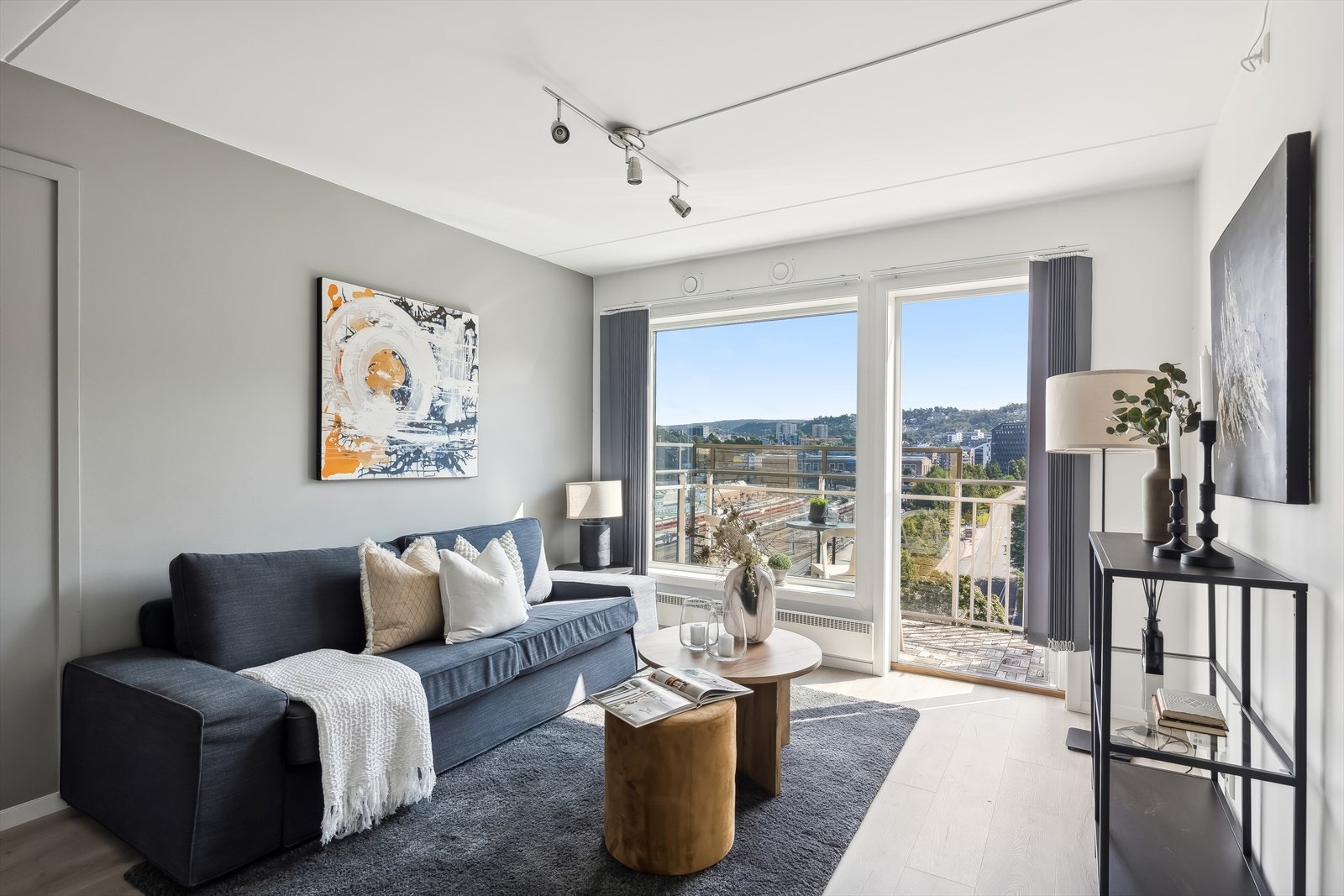 En lekker, delikat og romslig 3-roms leilighet i 7. etasje med separat utleiedel og en flott balkong. Galleribilde