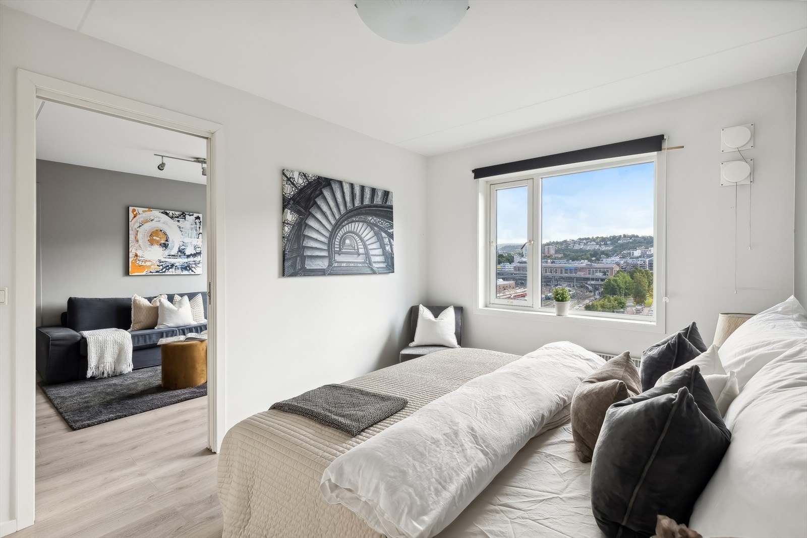 Lunt og romslig soverom med god plass til dobbelt seng, nattbord. Galleribilde