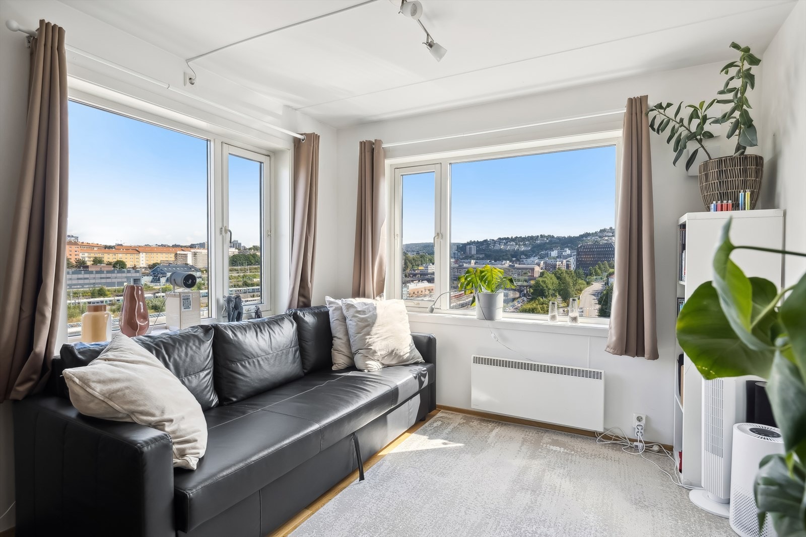 Utleiedel:
Leiligheten har en separat utleiedel med egen inngang som generer skattefrie leieinntekter. Galleribilde