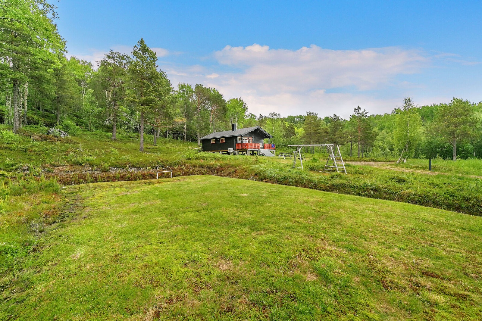 Flott uteområde rundt hytta Galleribilde