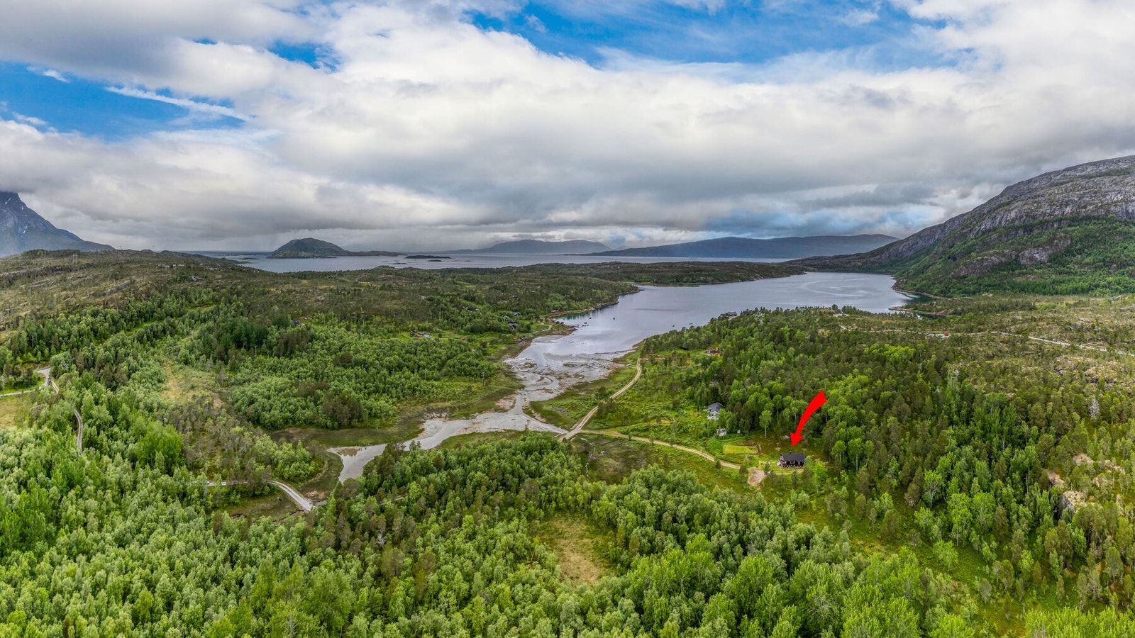 Eiendommen ligger i vakre omgivelser med gode muligheter for friluftsliv Galleribilde